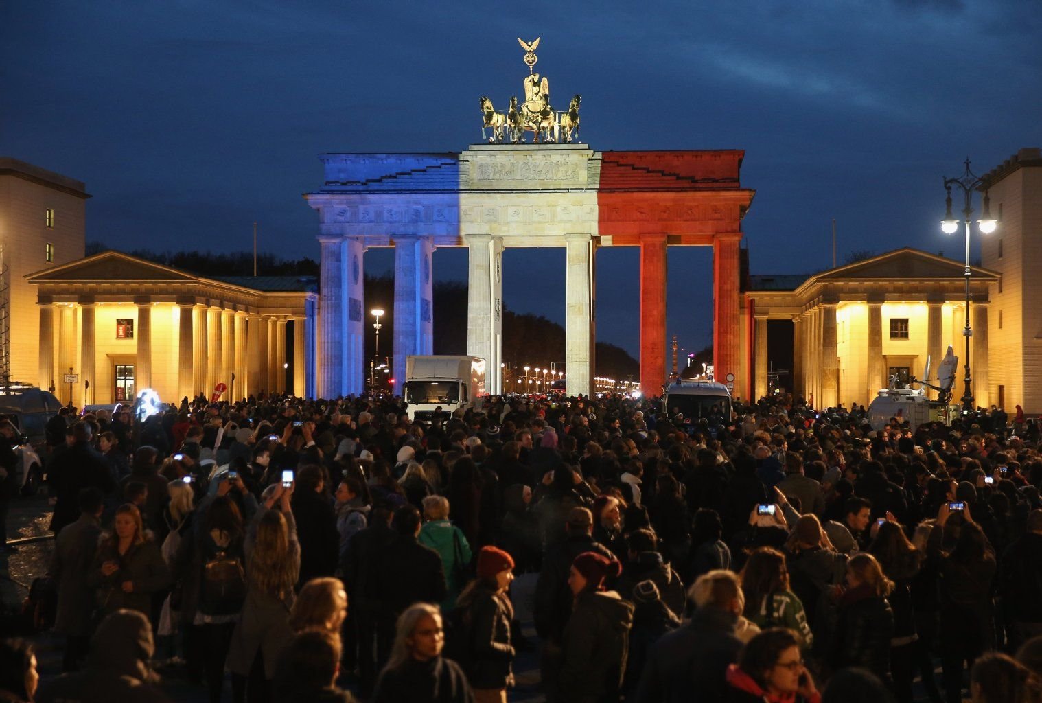 Das Brandenburger Tor in Berlin leuchtet anlässlich der Terroranschläge in Paris am 13. November 2015 in den Nationalfarben Frankreichs.