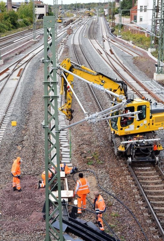 Großbaustelle: der Bahnhof in Köthen. Wollen Sie ein Video vom Einbau einer Behelfsbrücke sehen?
