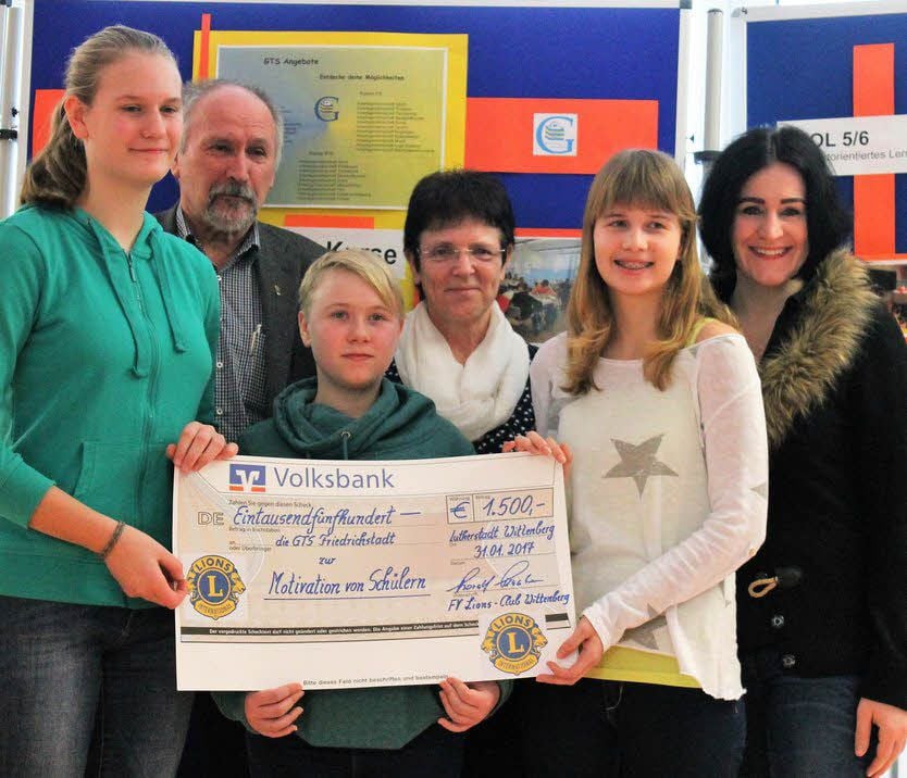 Die Unterstützung des Lions-Clubs für die Ganztagsschule wird mit der Übergabe des symbolischen Schecks am Dienstag auch ins Bild gesetzt. Dabei sind: Leann Herrmann, Lions-Präsident Wolfgang Kristof, Lara Michelle Ristock, Schulleiterin Ines Petermann, Julia Brauckhoff und die Lions-Kommunikationsbeauftragte Ramona Gonszczyk (v. l. n. r.)