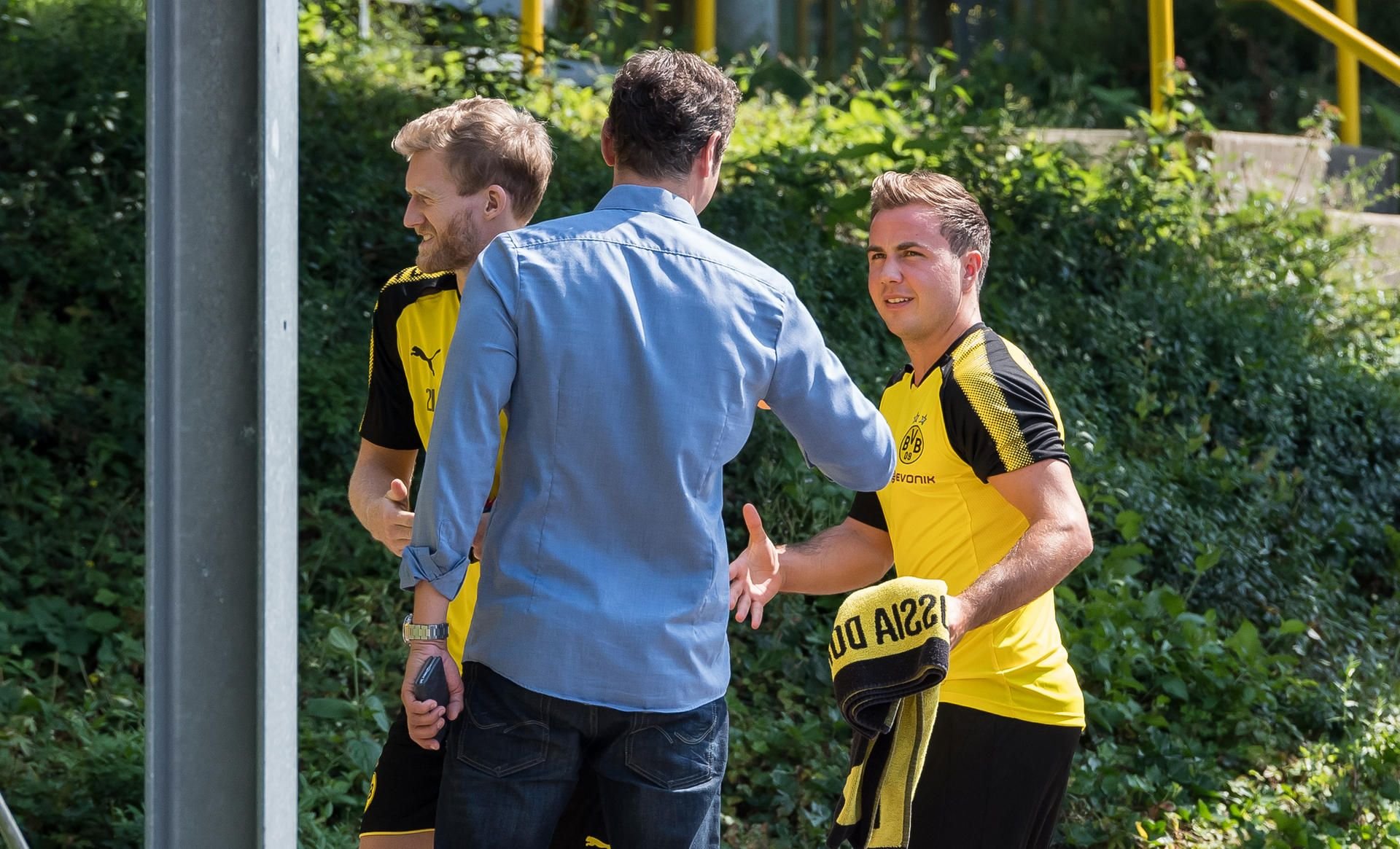 Mario Götze (r.) erschien pünktlich zum Trainingsauftakt bei Borussia Dortmund.