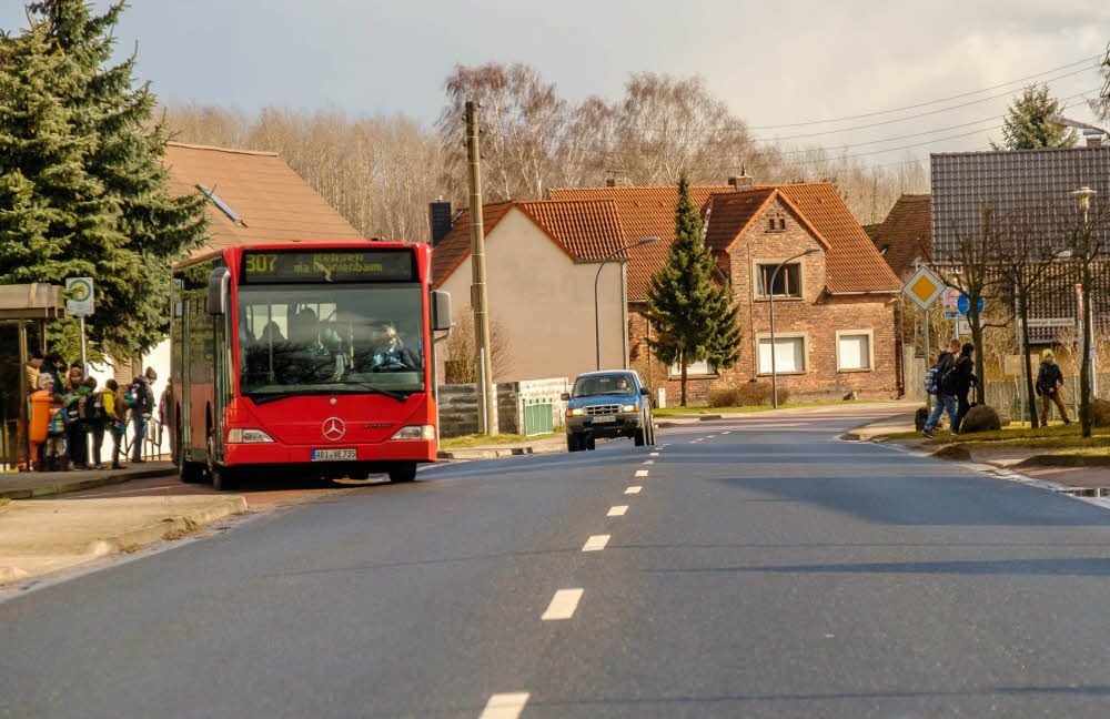 Um die Sicherheit der Kinder, die über die Bundesstraße B107 müssen, sorgen sich die Jüdenberger. Doch bisher gibt es keinen Zebrastreifen.