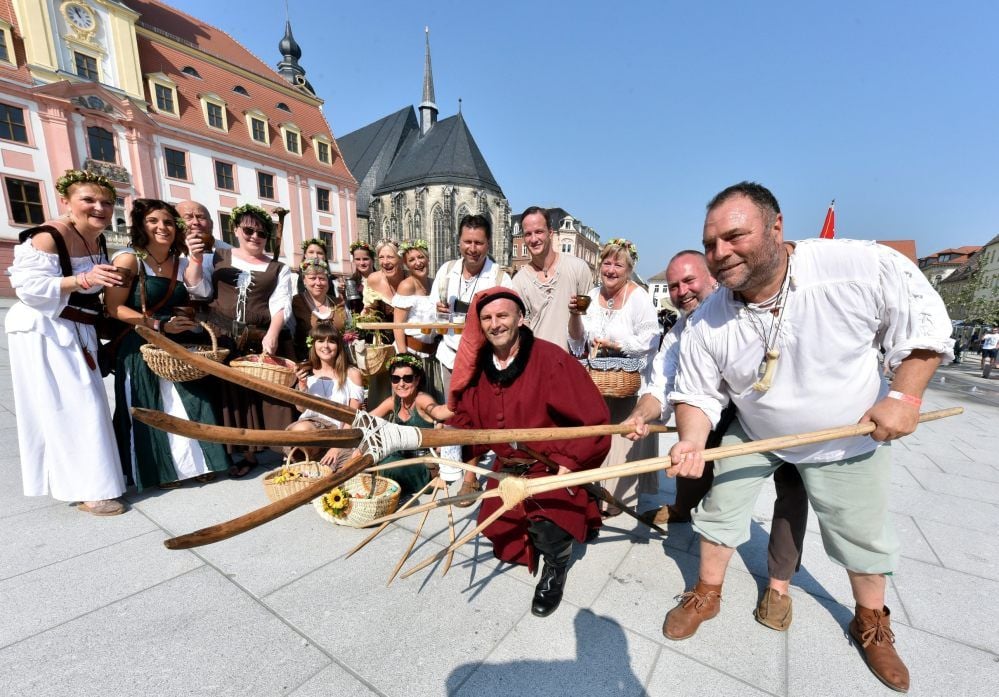 Beim Schlossfest ist immer etwas los. Hier stellen Umzugsteilnehmer bei einem früheren Fest die „Bierkrieger“ aus dem Mittelalter dar.
