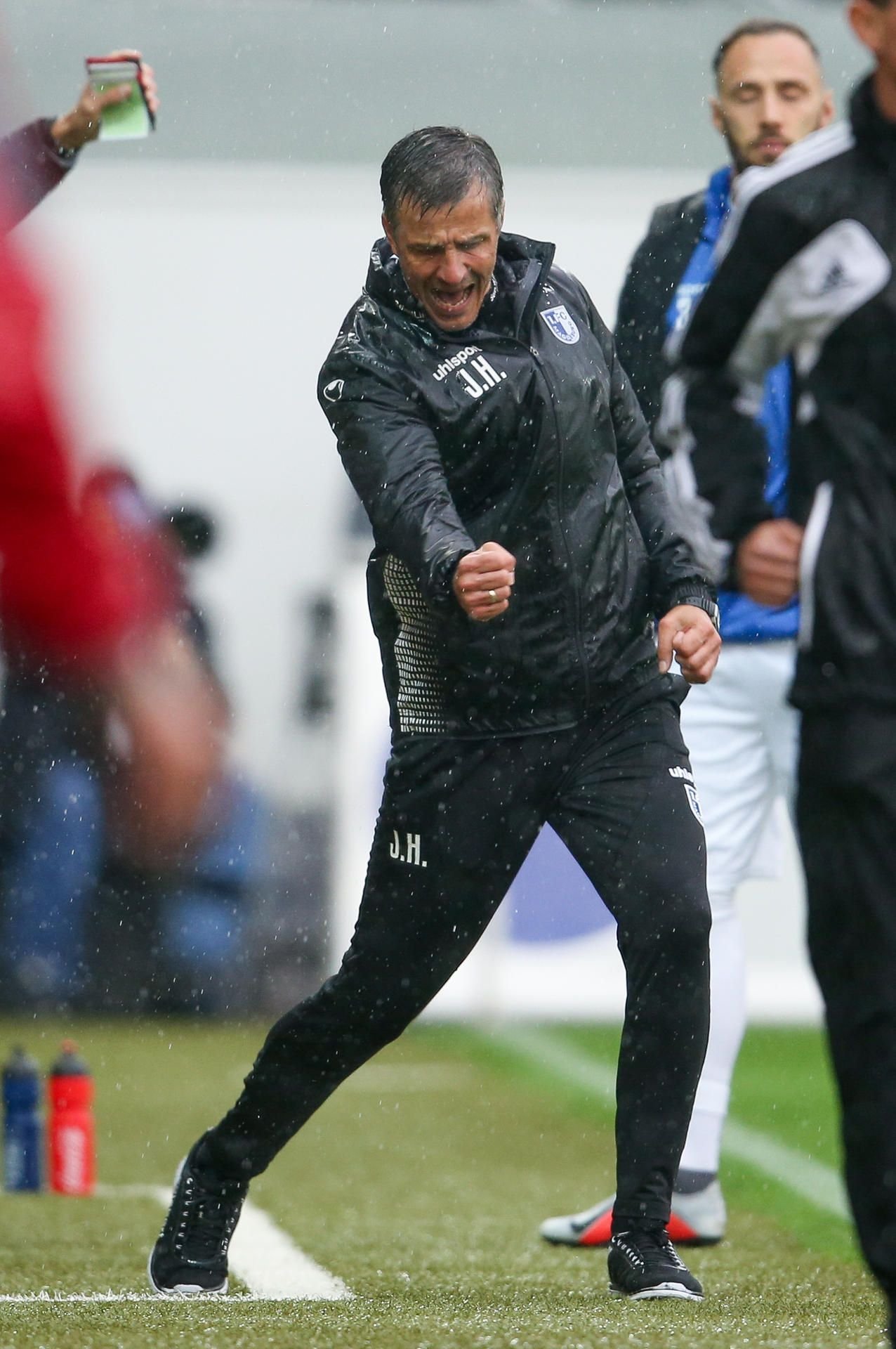 Geballte Faust im Paderborner Dauerregen: FCM-Trainer Jens Härtel nach dem Ausgleich zum 4:4.