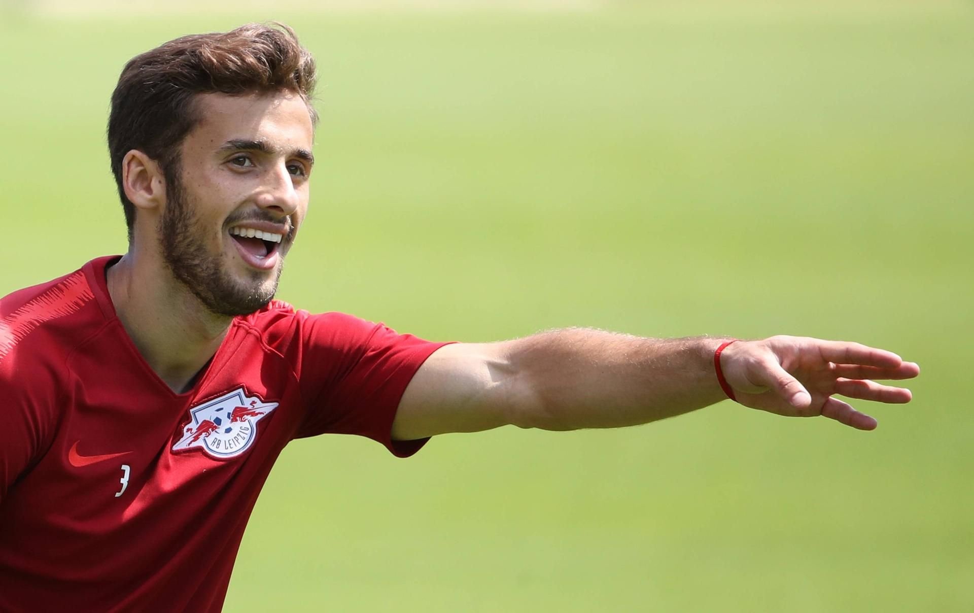 Marcelo Saracchi ist neu bei RB Leipzig und lernt aktuell fleißig deutsch.