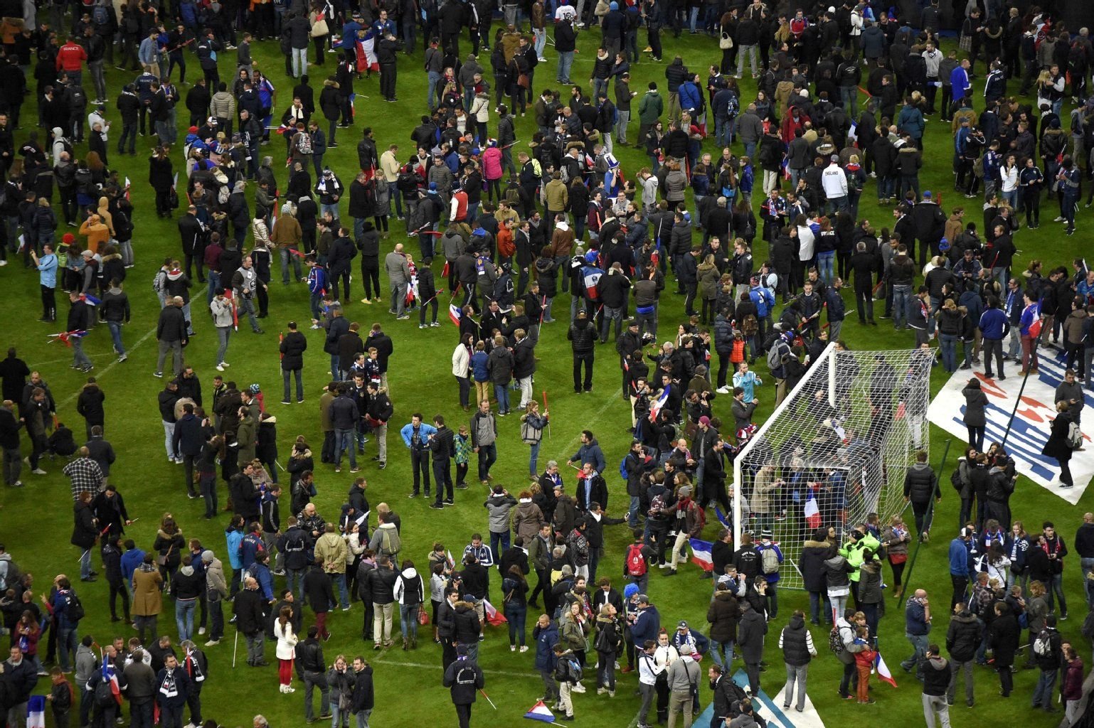 Fußballfans versuchen das Stadion in Paris zu verlassen.