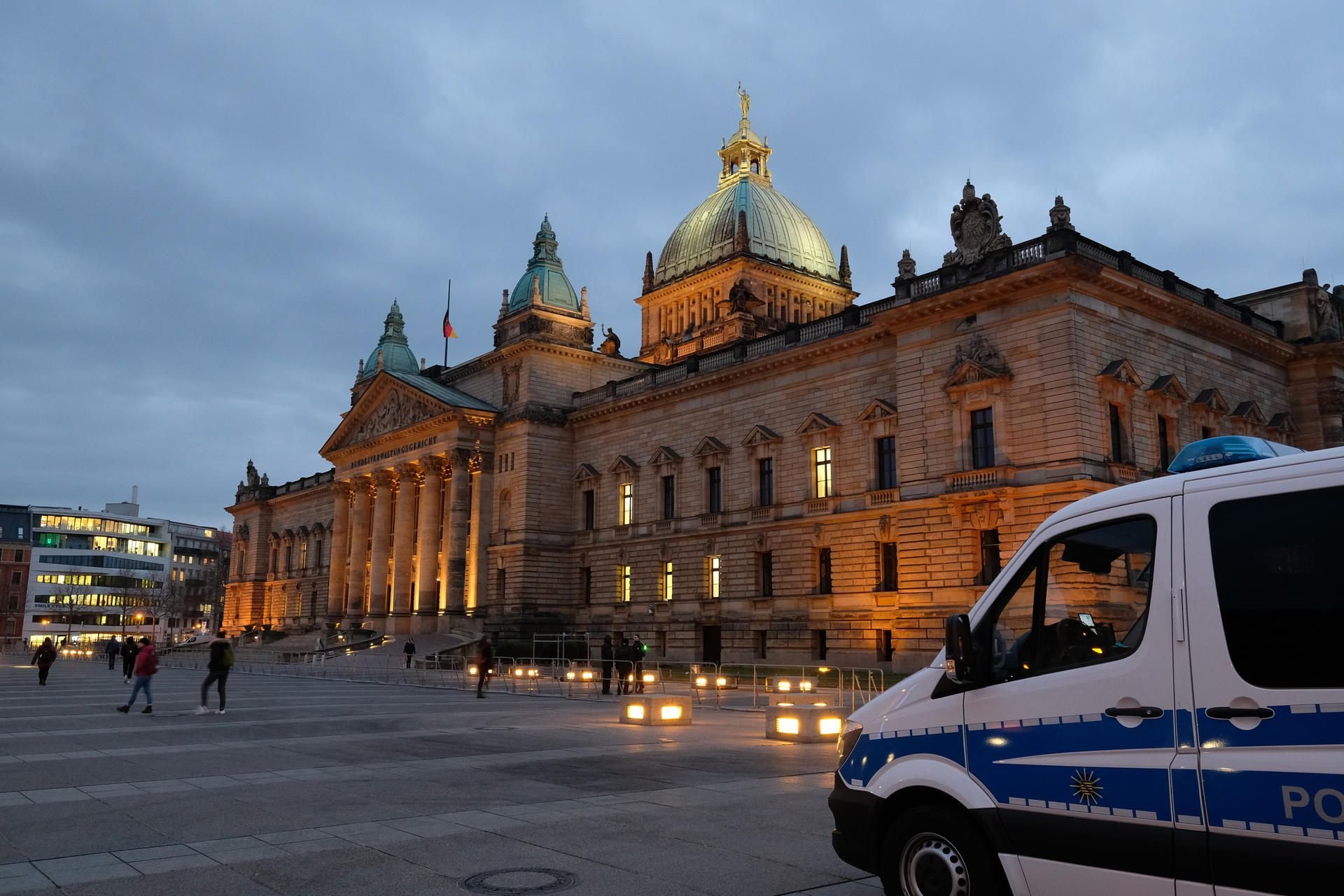 Bleibt die Internet-Plattform „Linksunten.Indymedia“ verboten? Darüber entscheidet das Bundesverwaltungsgericht. Nachdem eine Soli-Demo in Gewalt mündete, steht auch die Sicherheitslage im Fokus.