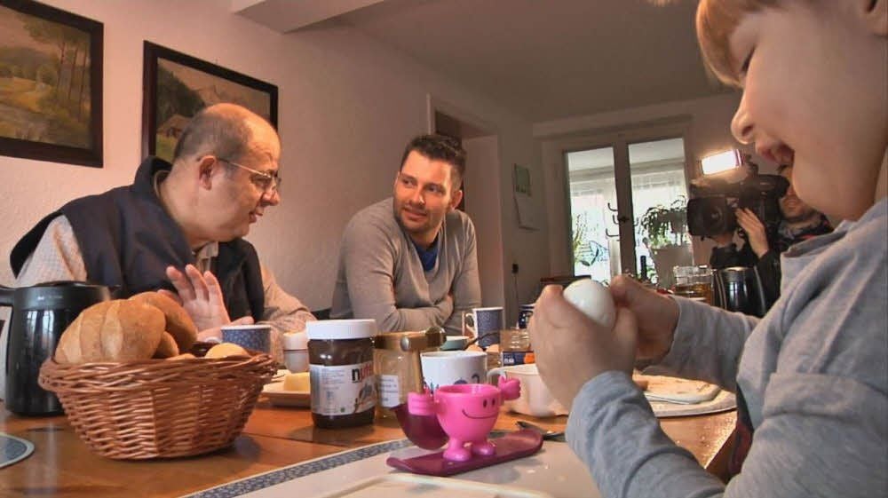Start in den Tag: Bürgermeister Erwin Moras (links) und seine Enkelin Irma mit Stefan Bernschein beim Frühstück