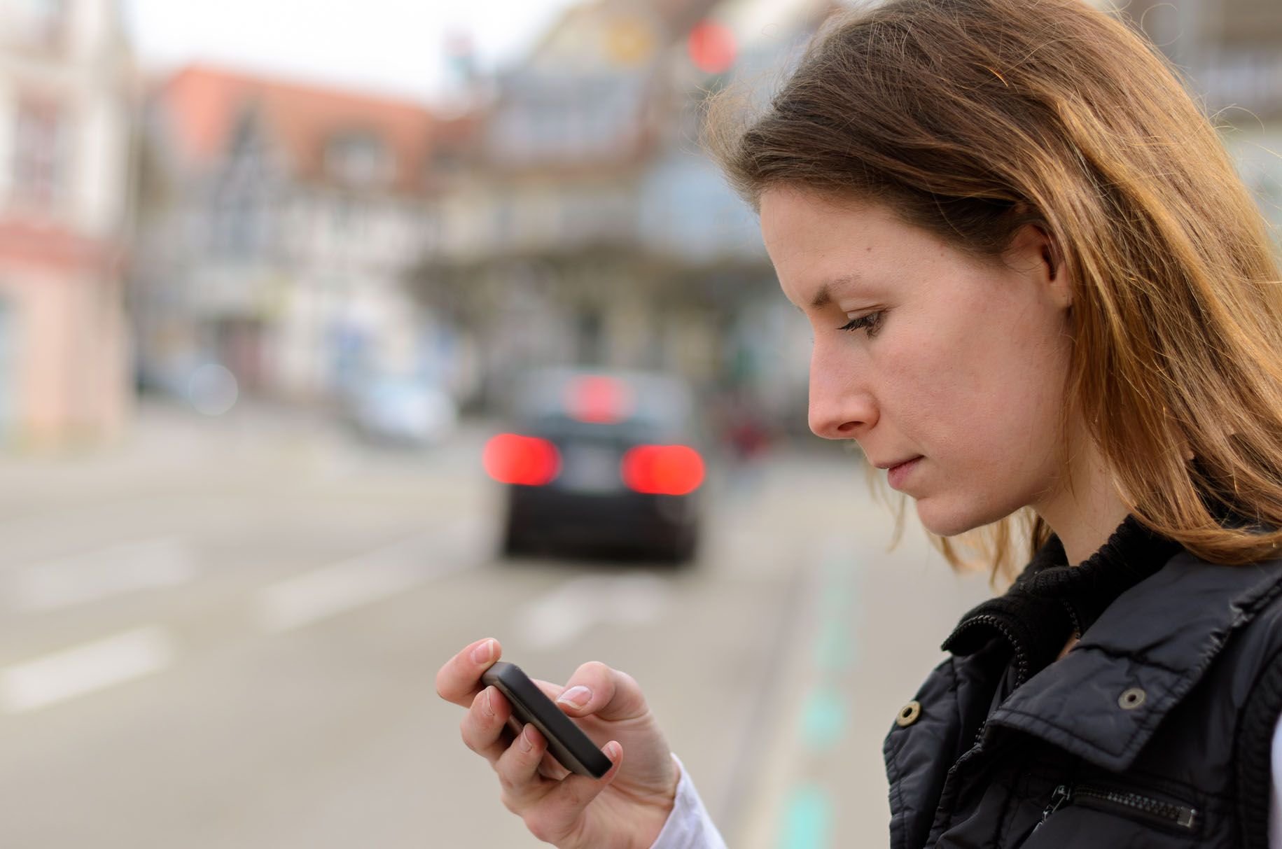 Sie wurden liebevoll „Smombies“ getauft: Fußgänger, die unentwegt auf ihr Smartphone starren und sich dabei wie Zombies durch die Welt bewegen.