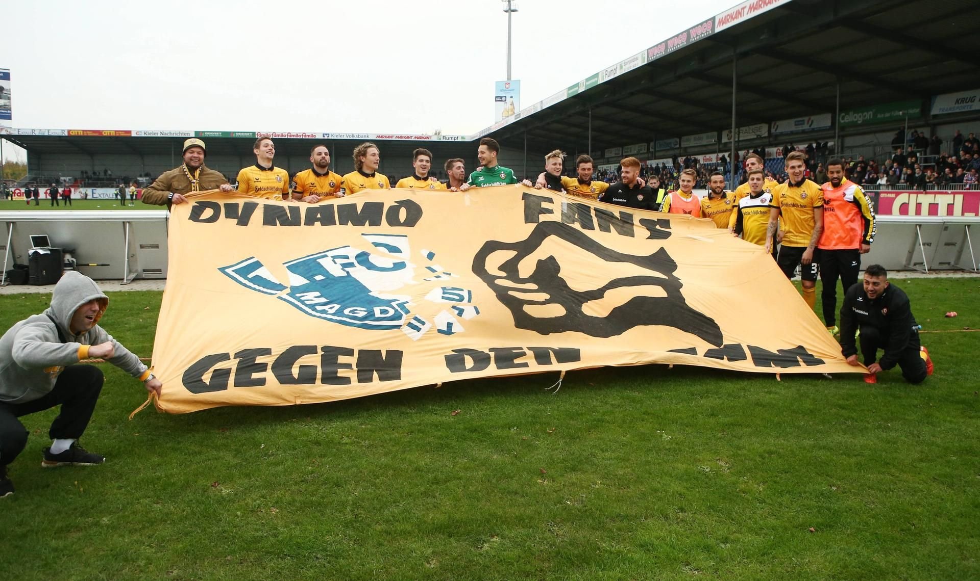 Rivalität unter Ost-Vereine: Die Spieler von Dynamo Dresden posierten im Oktober 2015 mit einem Anti-FCM-Banner.