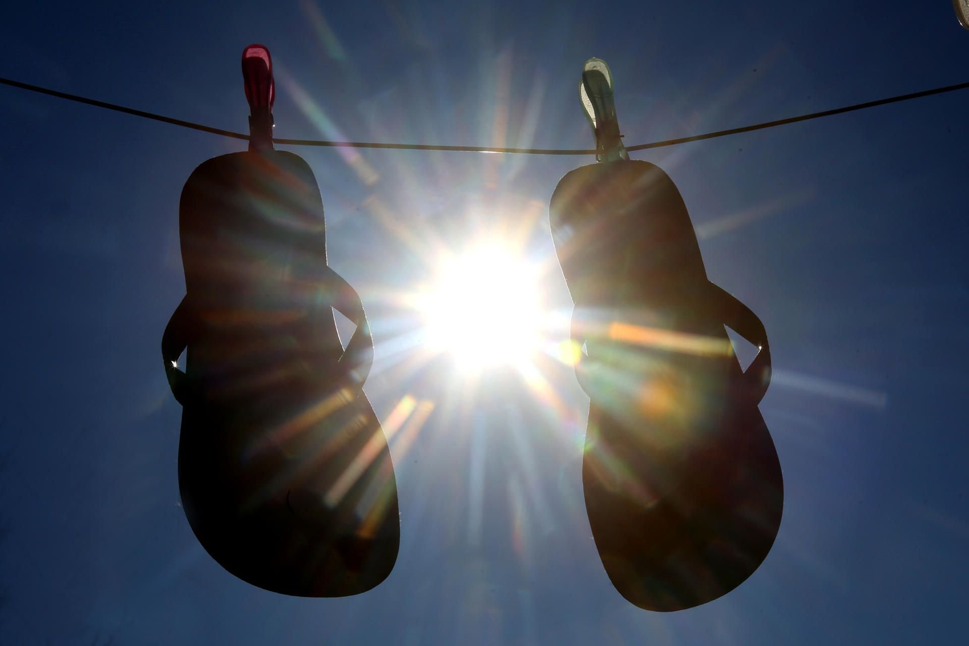 Flip Flops sind bei vielen Autofahrern beliebt – aber darf man sie am Steuer tragen?