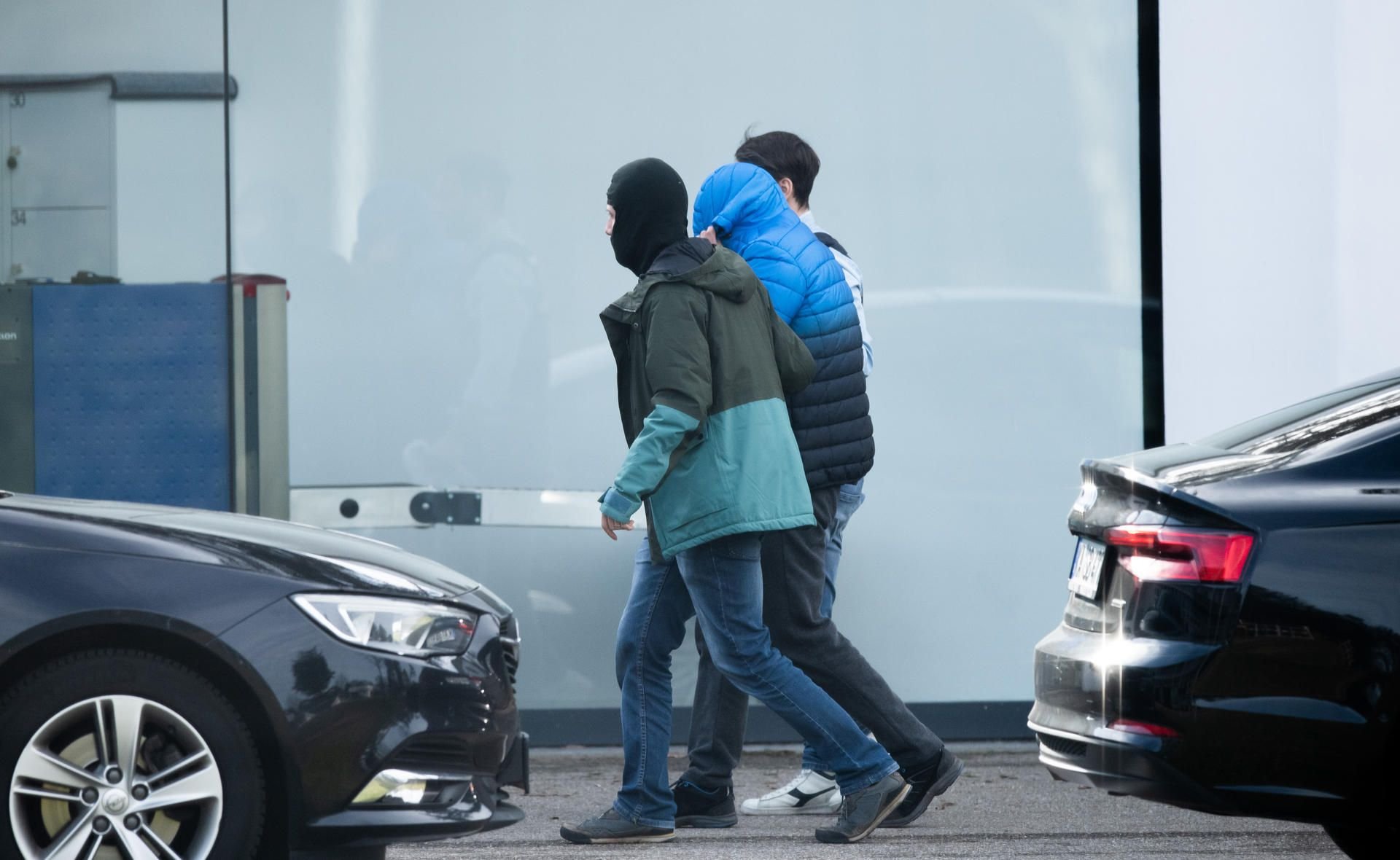 Ei nfestgenommener Verdächtiger wird von Polizisten in Karlsruhe in den Bundesgerichtshof gebracht.