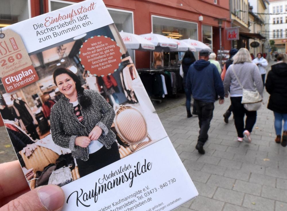 Ascherslebener Händler stehen mit ihrem Gesicht für ihre Stadt: Der Einkaufswegweiser, der im Jahr 2018 aufgelegt wurde.