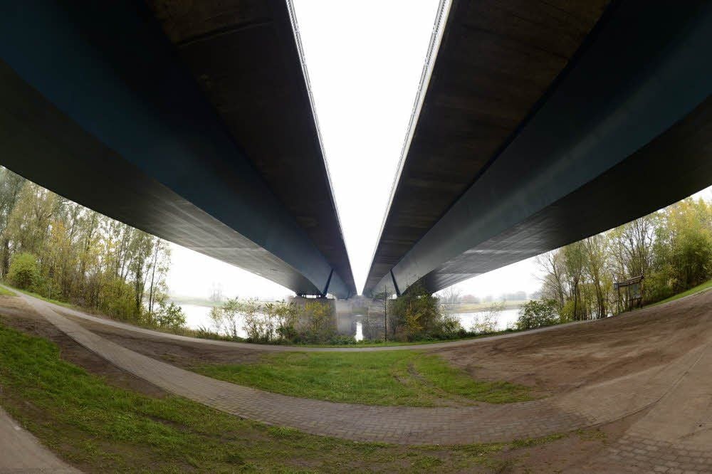 In der Stahlkonstruktion unter den Fahrbahnen der Autobahnbrücke über die Elbe sind Risse. Nun wird von Innen her repariert.