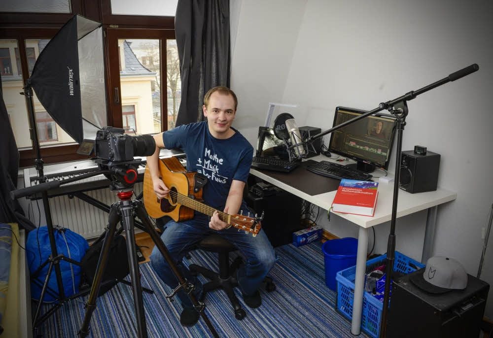 Das WG-Zimmer in Dresden ist gleichzeitig Drehort: Hier entstehen Johann Beurichs Mathe-Videos.