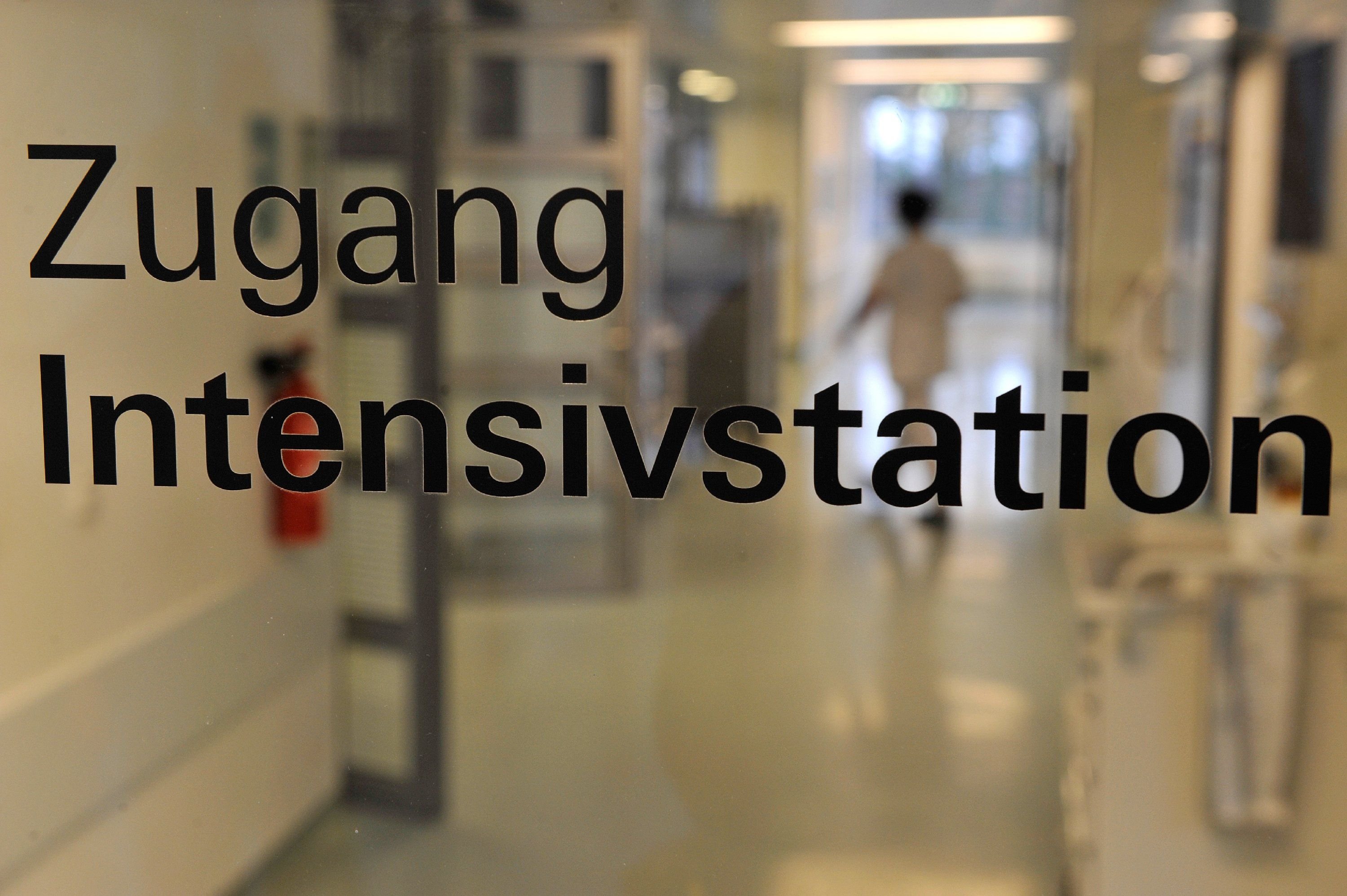Blick auf den Eingang zur Intensivstation einer Klinik