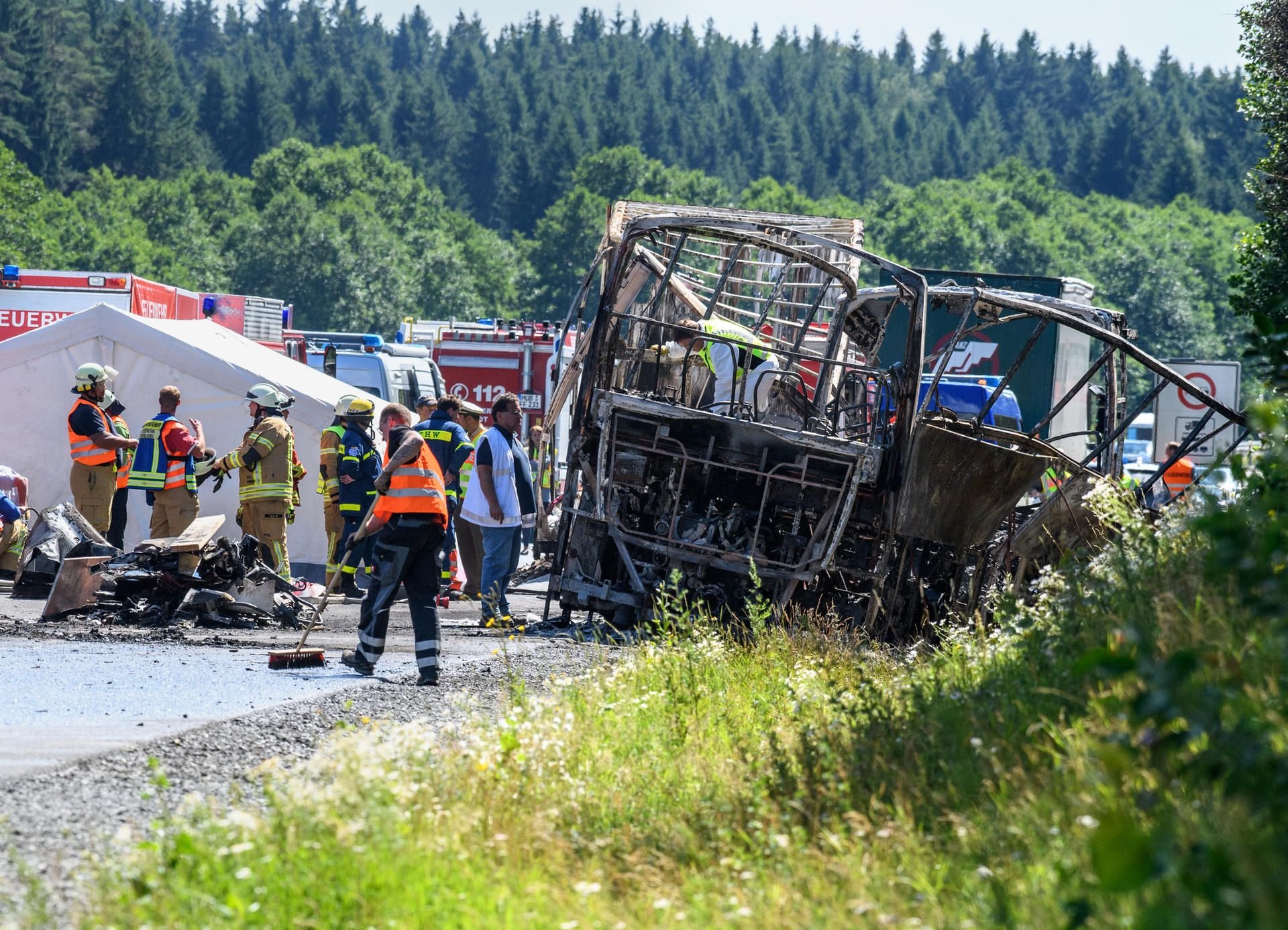 Das Wrack ist an der Unglücksstelle des verunfallten Reisebusses auf der Autobahn 9 bei Münchberg zu sehen. 18 Menschen sind bei dem Unfall am Montag gestorben.