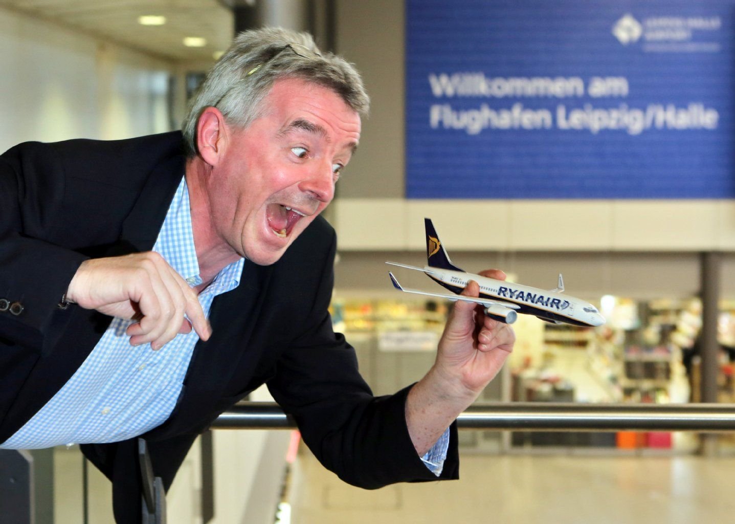 Ryanair-Chef Michael O'Leary posiert 2013 mit einem Modellflugzeug am Flughafen Leipzig/Halle.