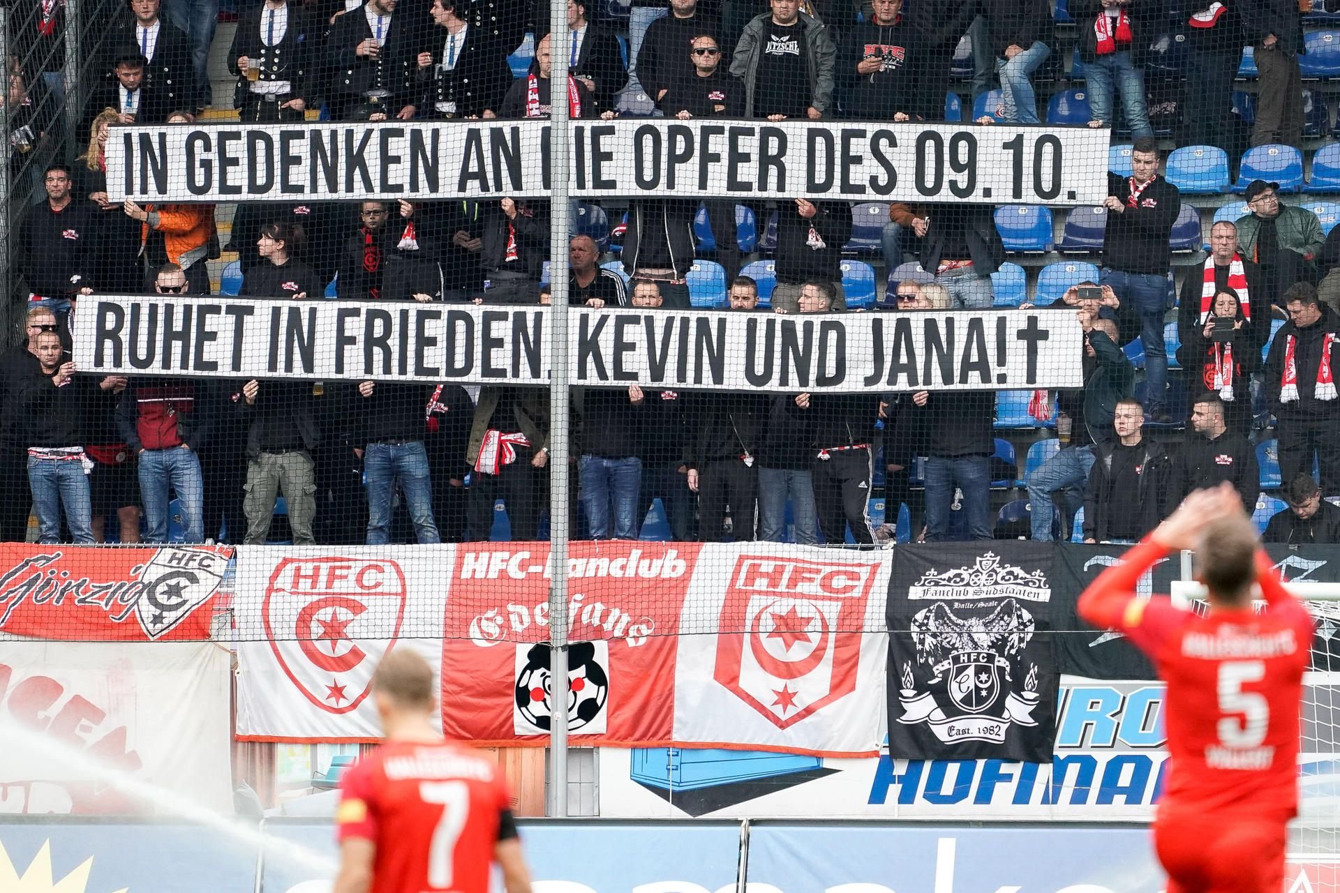 Die HFC-Fans zeigen Banner beim Auswärtsspiel in Mannheim.