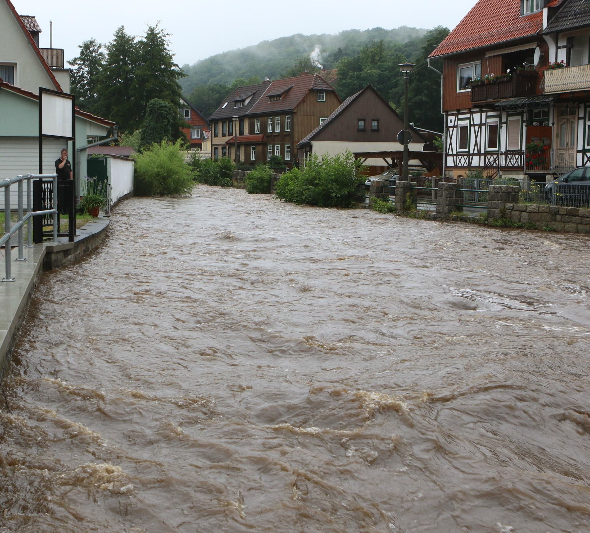 Gewaltige Wassermassen fließen in der Holtemme in Wernigerode. Seit Dienstag wird eine 69-Jährige vermisst.