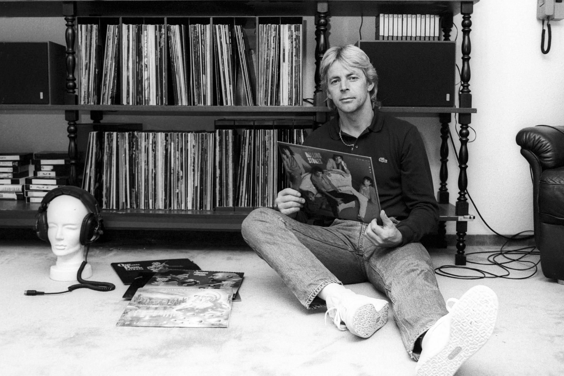 Nobert Nachtweih daheim mit einer LP der Rolling Stones.