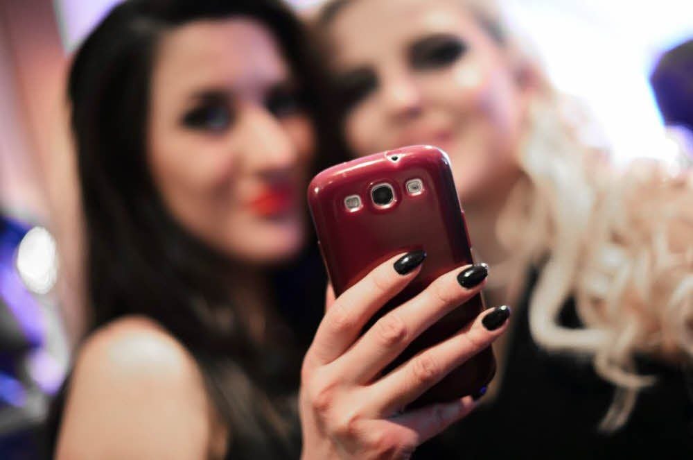 Selfies sind hübsch, aber auch gefährlich: Denn es können Läuse überspringen.
