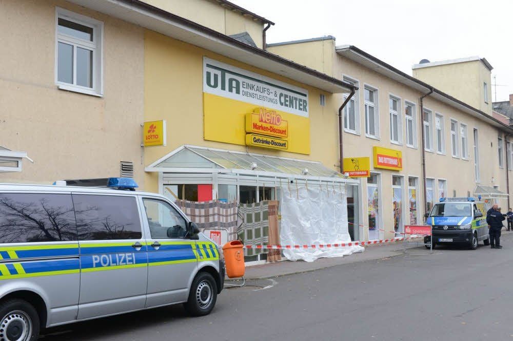 Tatort Uta-Center Naumburg: Ein Polizist hat einen 27-Jährigen erschossen, nachdem dieser mehrere Personen, darunter zwei Beamte, mit dem Messer verletzt hatte. Eine Frau hatte er zudem als Geisel genommen.