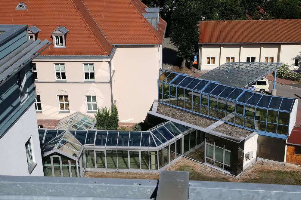 Sangerhäuser Helios-Klinik vom Hubschrauberlandeplatz aus gesehen