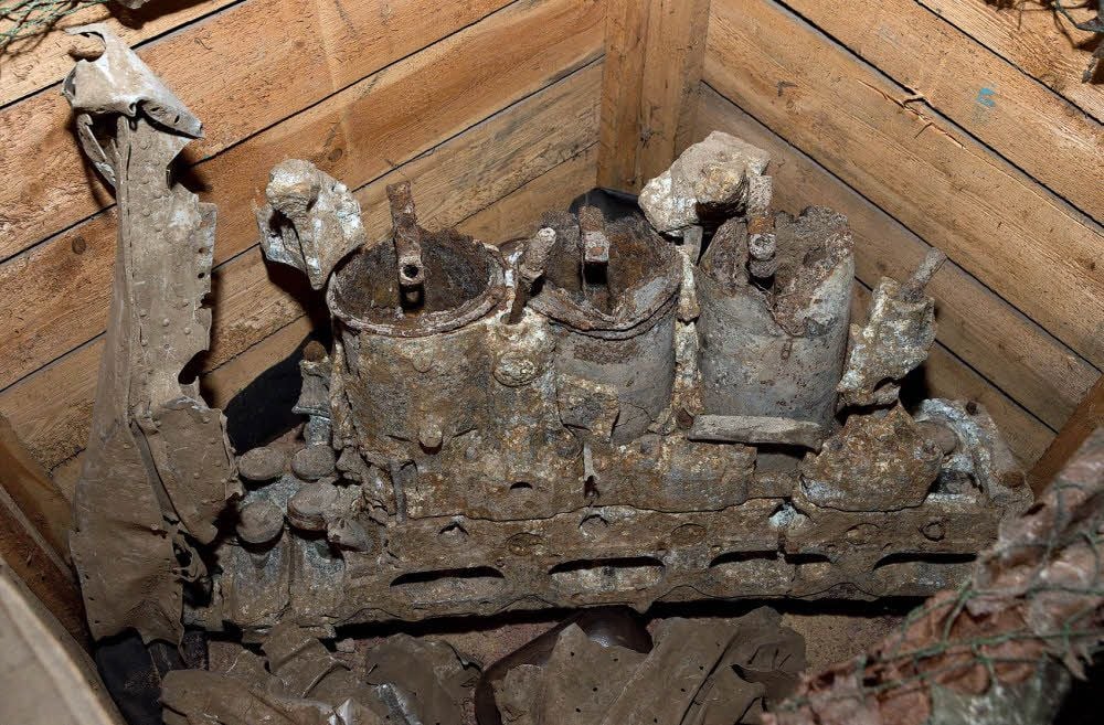 Das gefundene Motorfragment des britischen Bombers