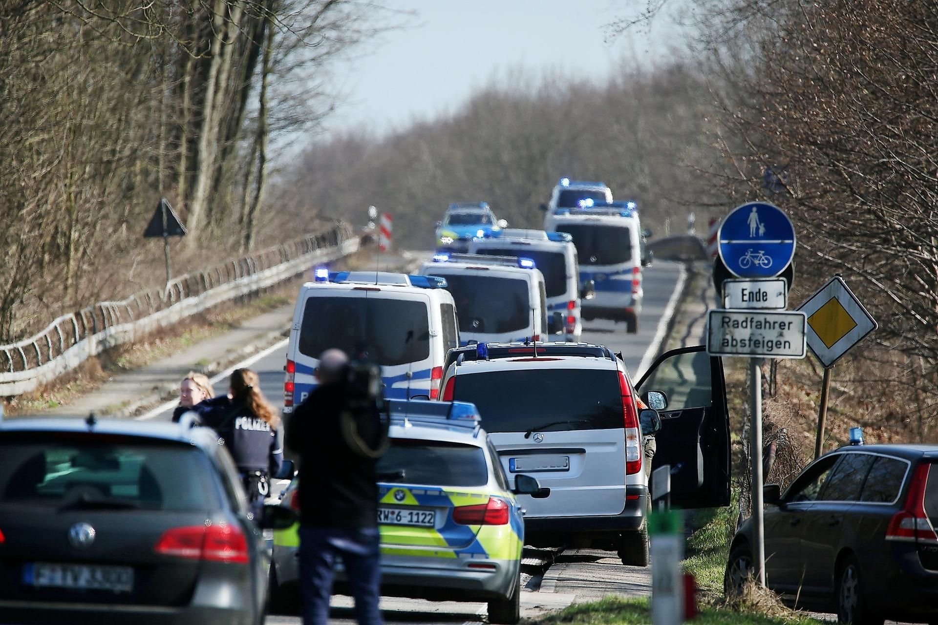 Die Polizei sperrte die Verbindungsstrasse zwischen Kalkum und Ratingen.