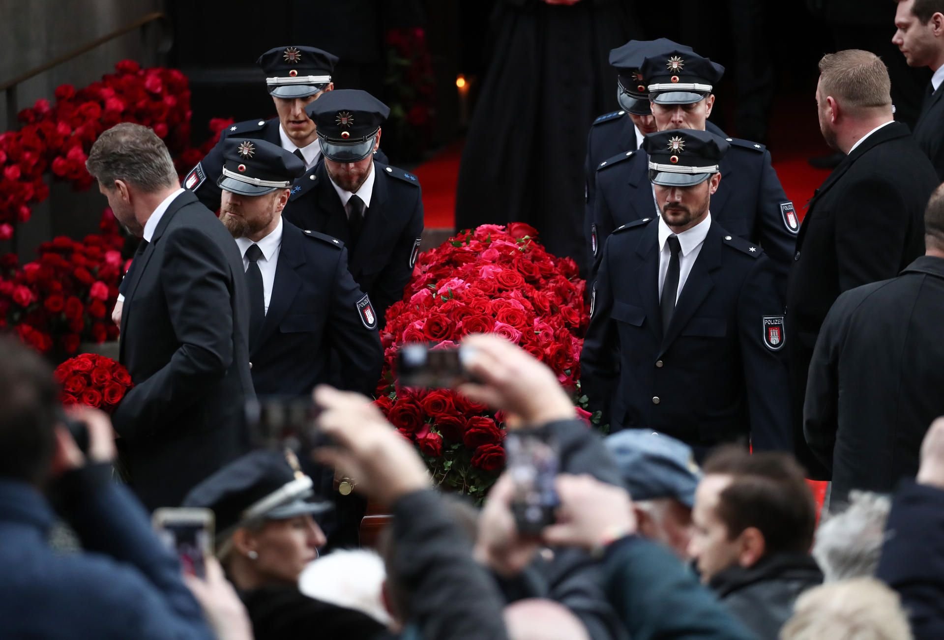 Der Sarg von Jan Fedder ist mit roten Rosen geschmückt.