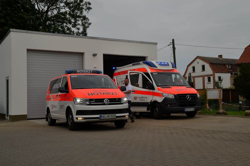 Aus einer neuen Garage der Wache fahren Einsatzfahrzeuge.