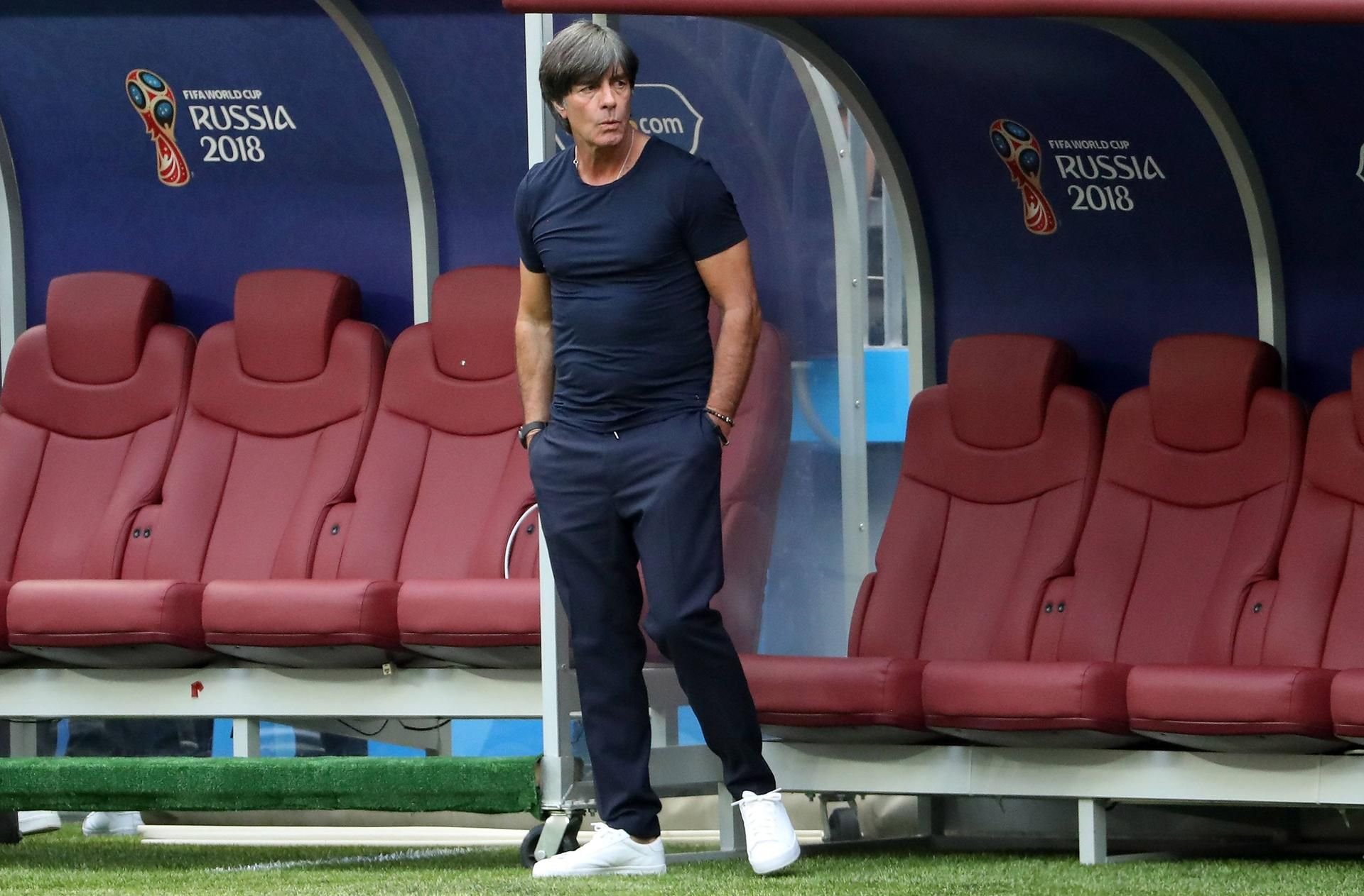 Bundestrainer Joachim Löw an der Seitenlinie.