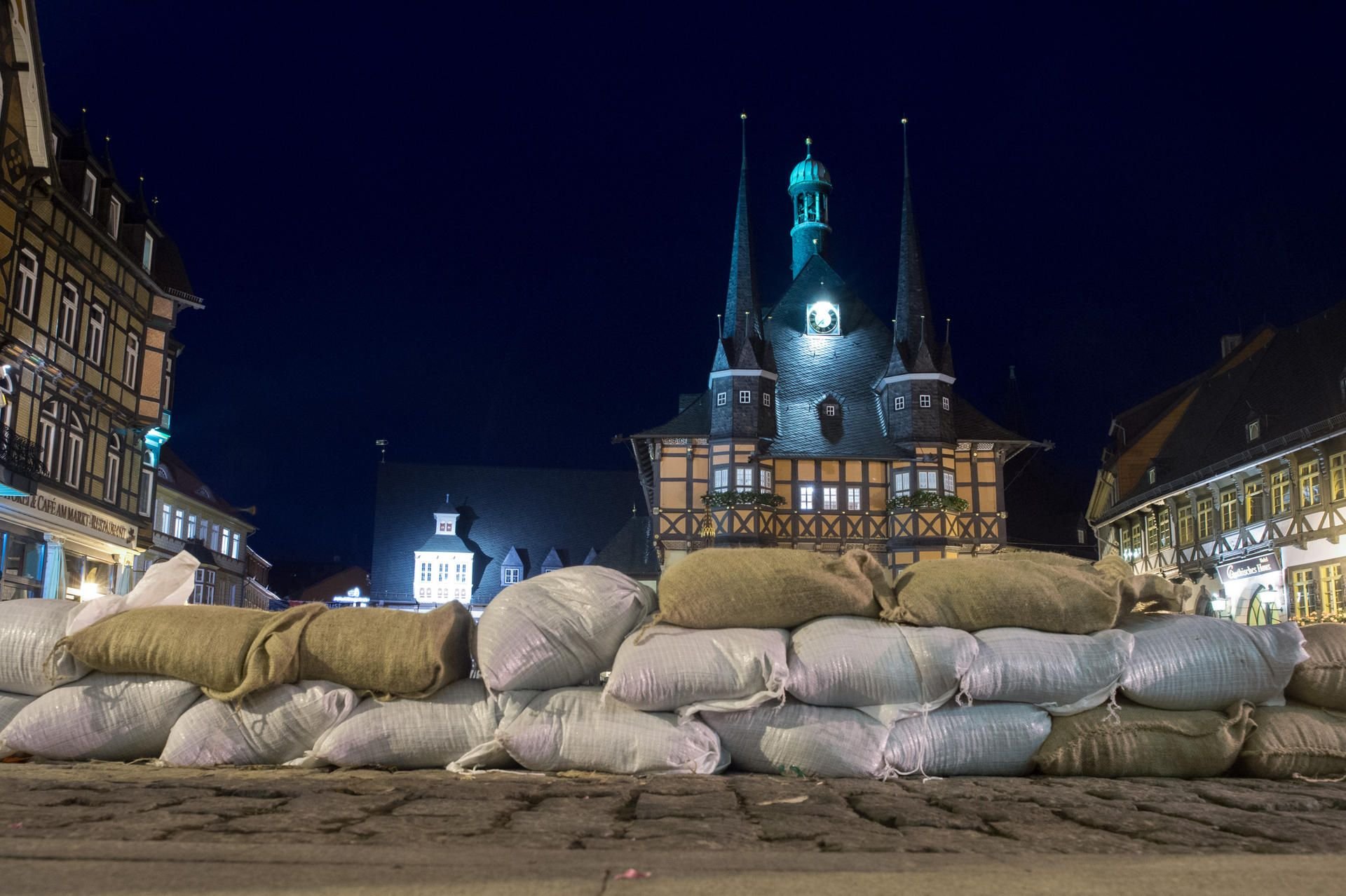 Sandsäcke liegen in Wernigerode (Sachsen-Anhalt) auf dem Marktplatz.