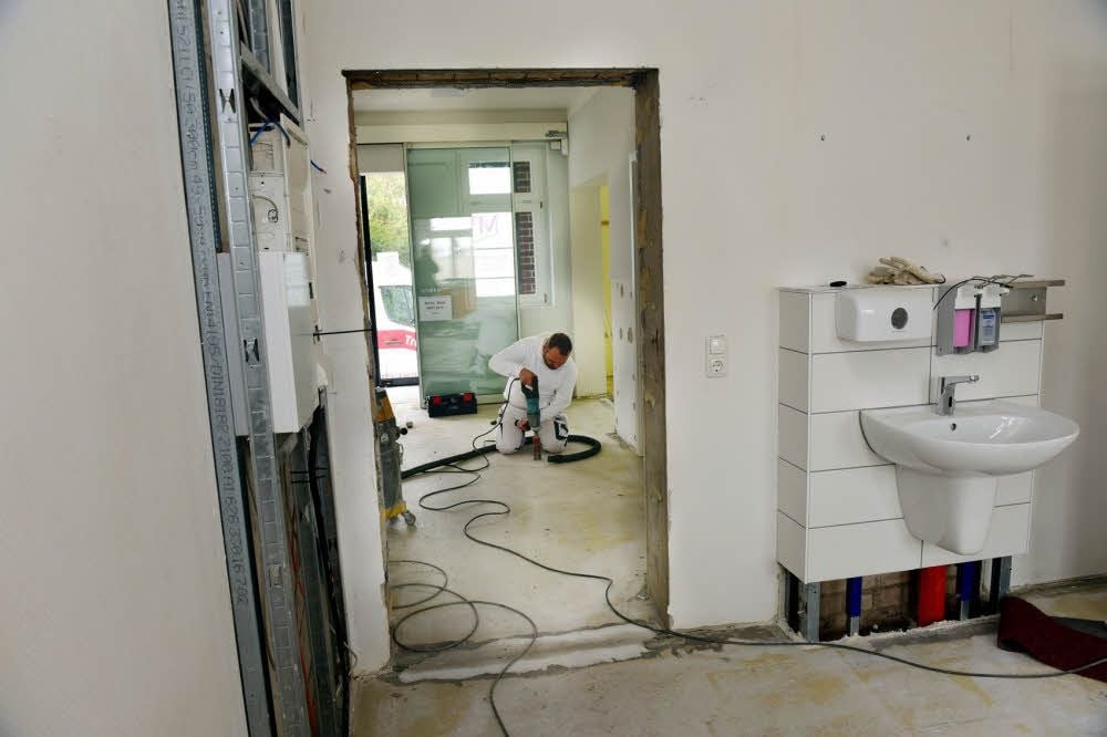 Nach der Havarie haben Handwerker in der Arztpraxis in Wansleben die Instandsetzungsarbeiten übernommen.