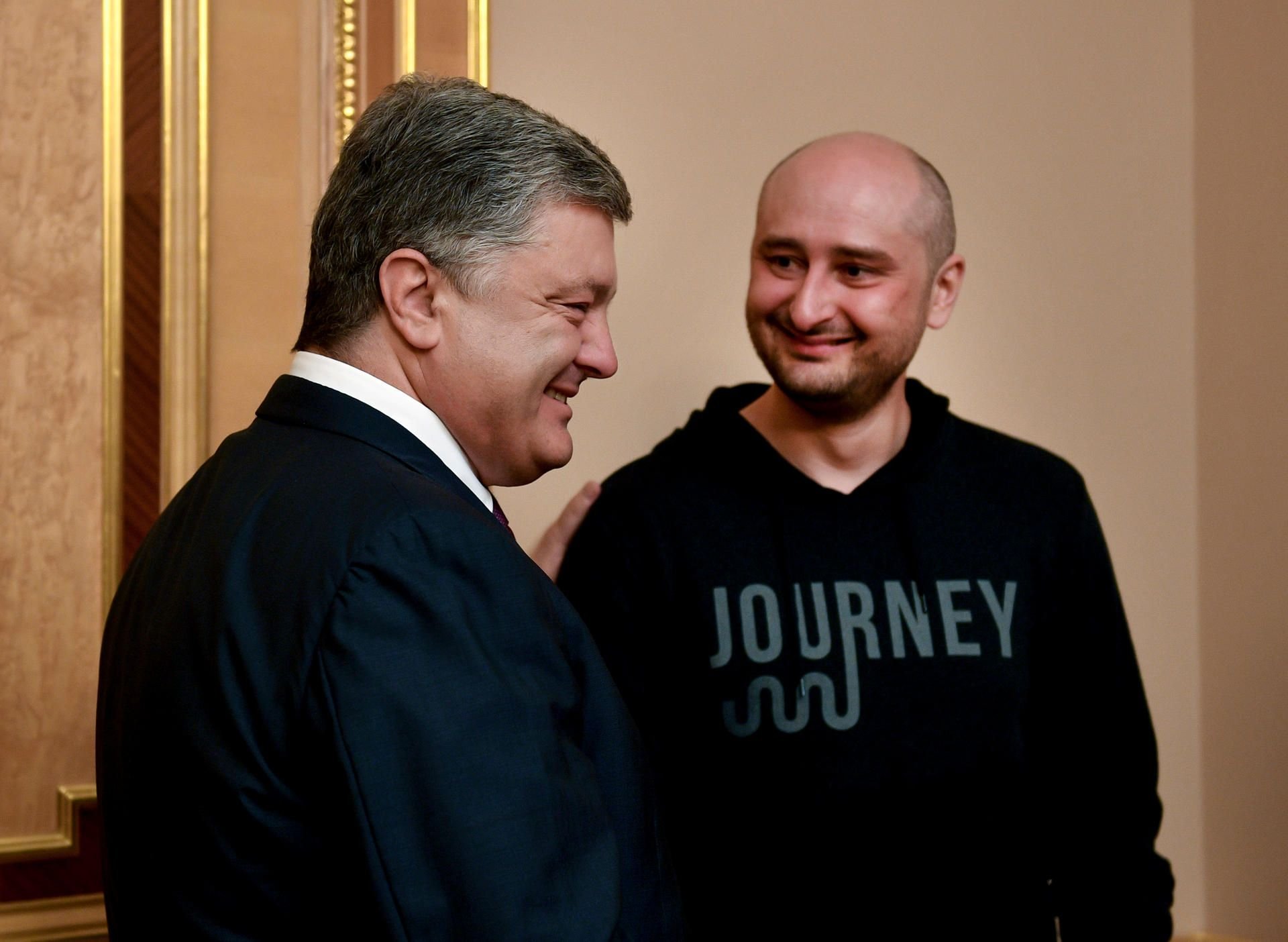 Der ukrainische Präsident Petro Poroschenko (l) unterhält sich mit dem russischen Journalisten Arkadi Babtschenko.