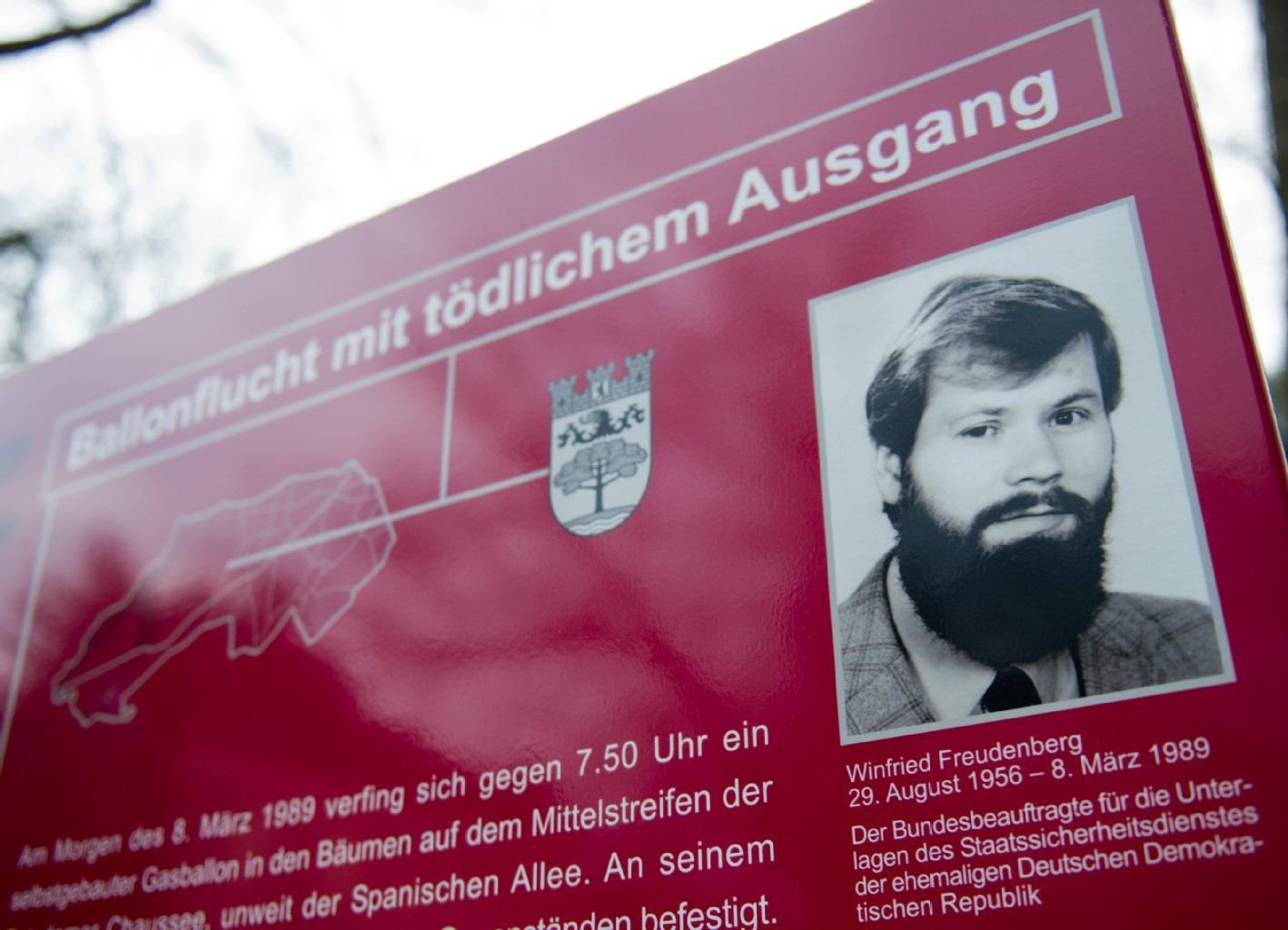 Diese Gedenkstele erinnert in Berlin-Zehlendorf an Winfried Freudenberg, das letzte Todesopfer an der Berliner Mauer.