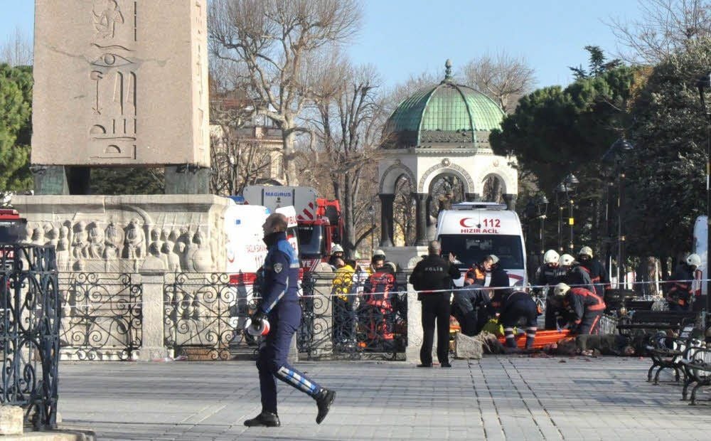 Polizei und Rettungsdienst versorgen unmittelbar nach dem Anschlag in Istanbul die Verletzten.