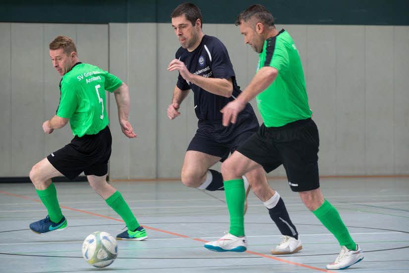 Die Oldie-Fußballer der SG Kolochau, hier im Match gegen Annaburg, haben das Turnier des TV Frischauf Holzdorf gewonnen.