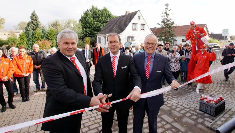 Bürgermeister Peter Rietsch, Vorstandsvorsitzender Hans-Michael Strube und Bankvorstand Helmut Ibsch (v.li.) beim Durchschneiden des Bandes.
