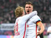 Leipzigs Torschütze Willi Orban (r) und Emil Forsberg feiern den Sieg gegen Hertha BSC.