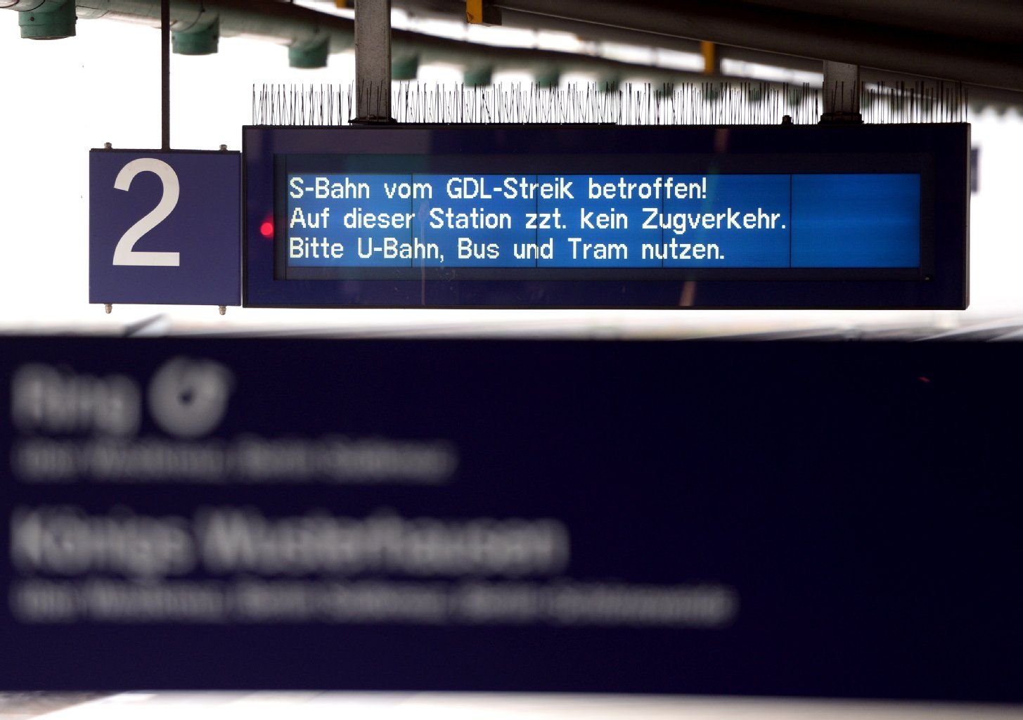 Auf einer Anzeigetafel steht "S-Bahn vom GDL-Streik betroffen! Auf dieser Station zzt. kein Zugverkehr. Bitte U-Bahn, Bus und Tram nutzen".