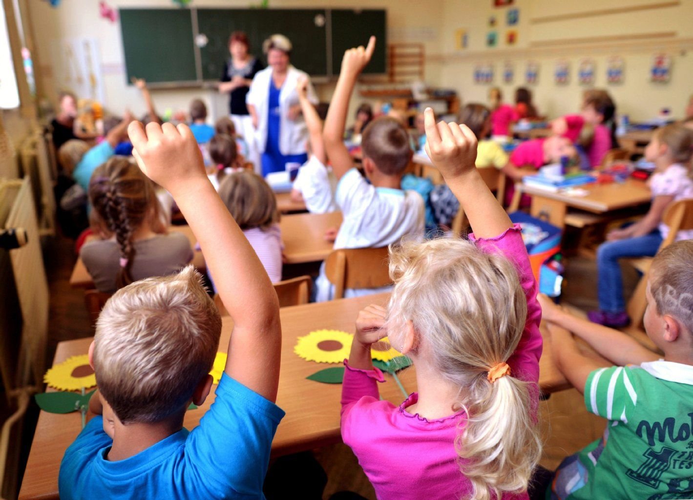 Sind die Kinder noch minderjährig, müssen ihre Eltern dafür sorgen, dass sie regelmäßig am Unterricht teilnehmen. In manchen Bundesländern stehen unentschuldigte Fehlstunden sogar auf allen Zeugnissen und Bescheinigungen der Schule.