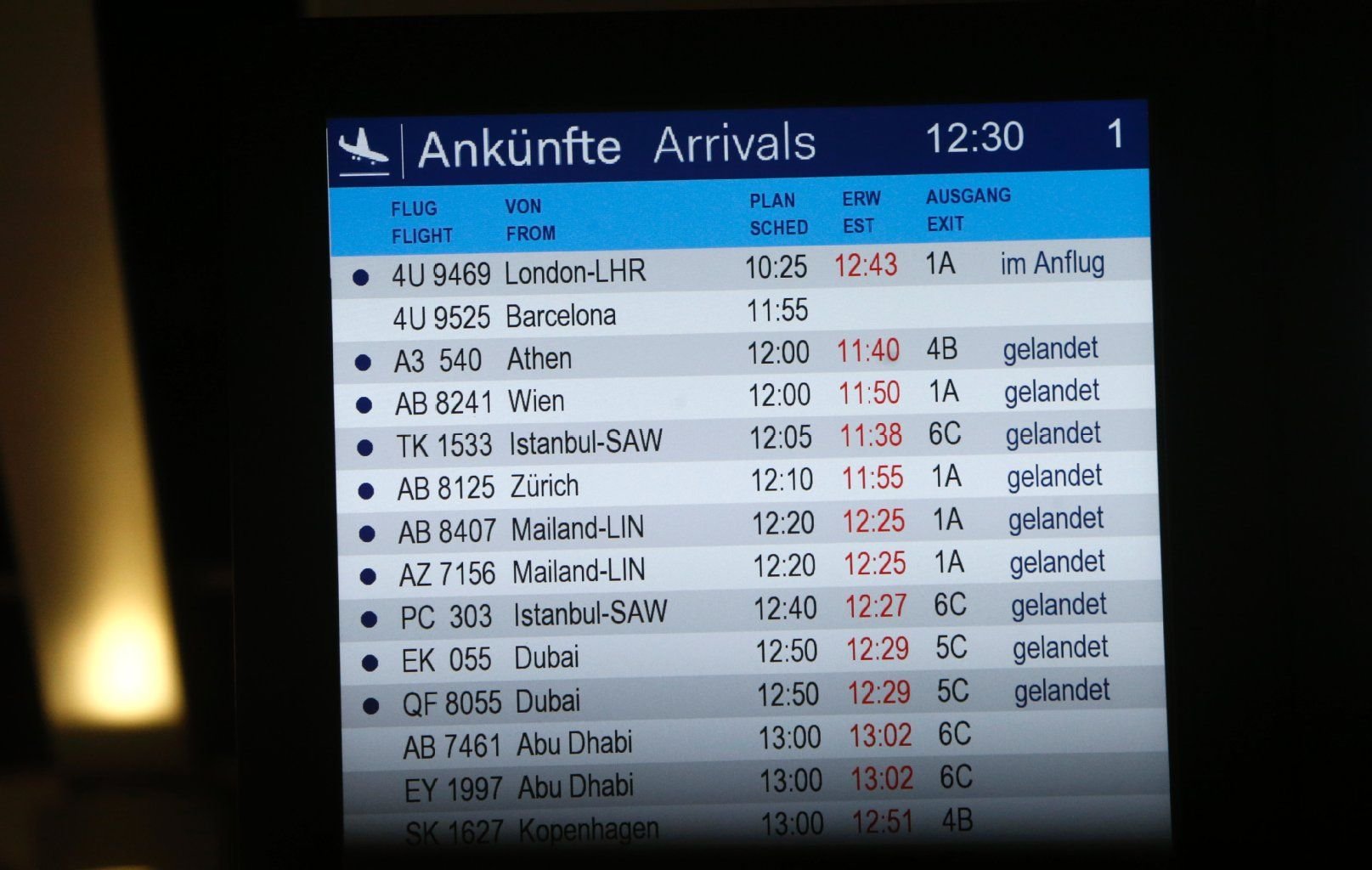 Die Ankunftstafel in Düsseldorf - der Flug aus Barcelona ist nicht angekommen.