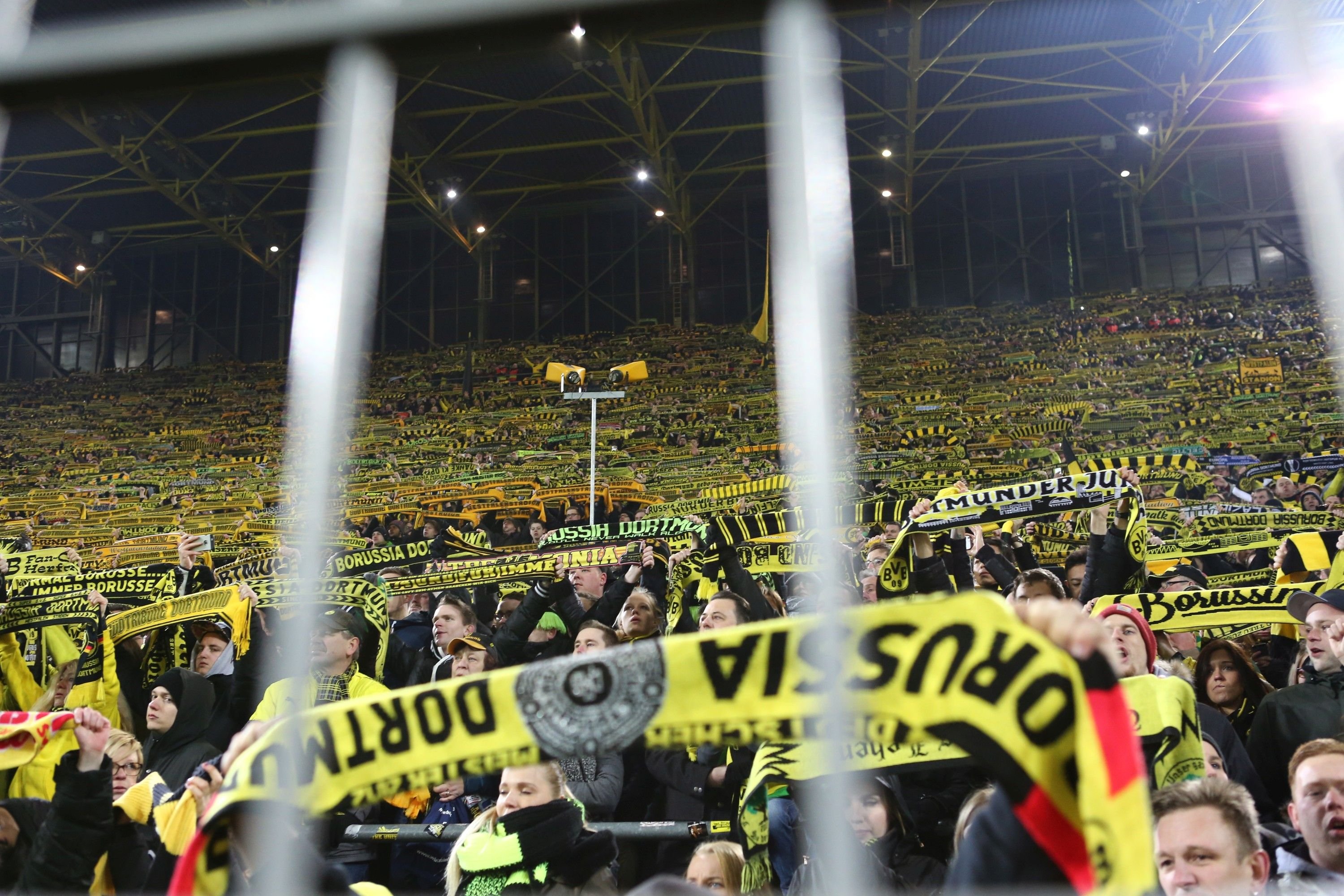 „You'll never walk alone auf der Südtribüne“, nachdem bekannt wurde, dass ein Fan während des Spiels ums Leben kam.
