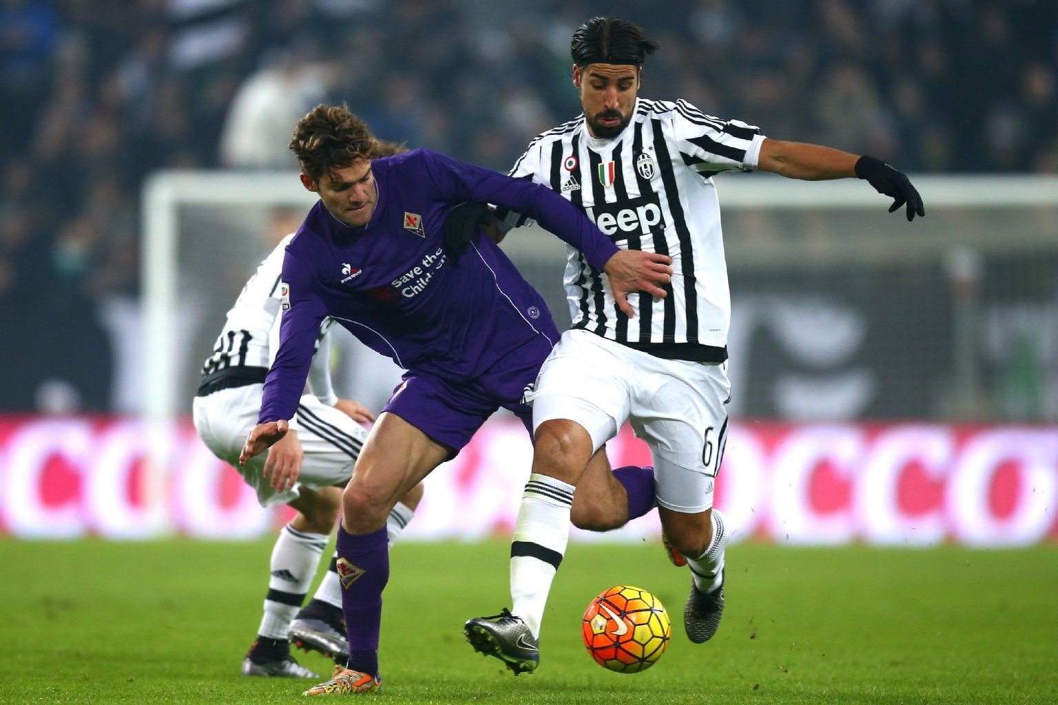 Sami Khedira im Zweikampf mit AC Florenz Verteidiger Marcos Alonso