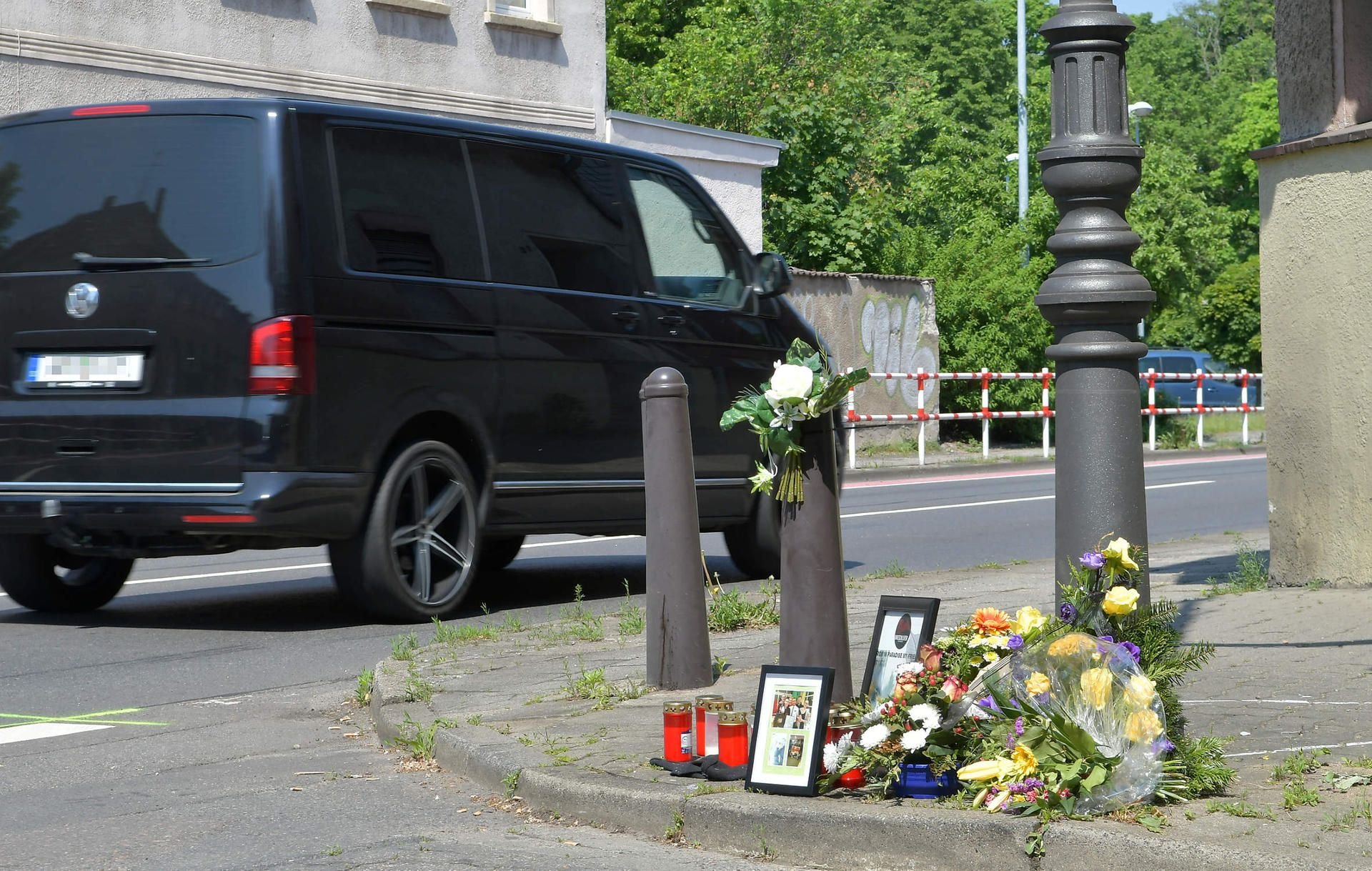 Freunde des verunglückten 25-Jährigenhaben Blumen, Bilder und Kerzen aufgestellt.