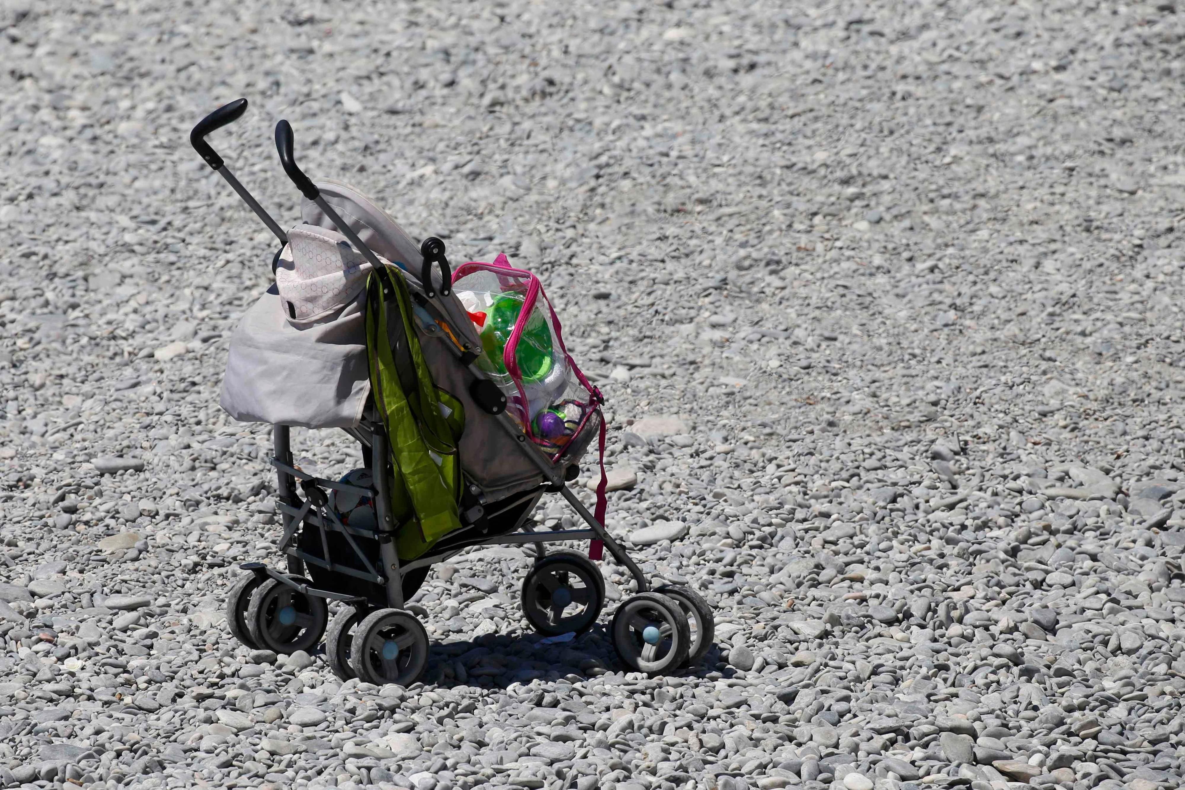 Ein verlassener Kinderwagen am Strand in der Nähe der Promenade des Anglais von Nizza, wo am Donnerstagabend ein LKW in eine Menschenmenge gerast ist.