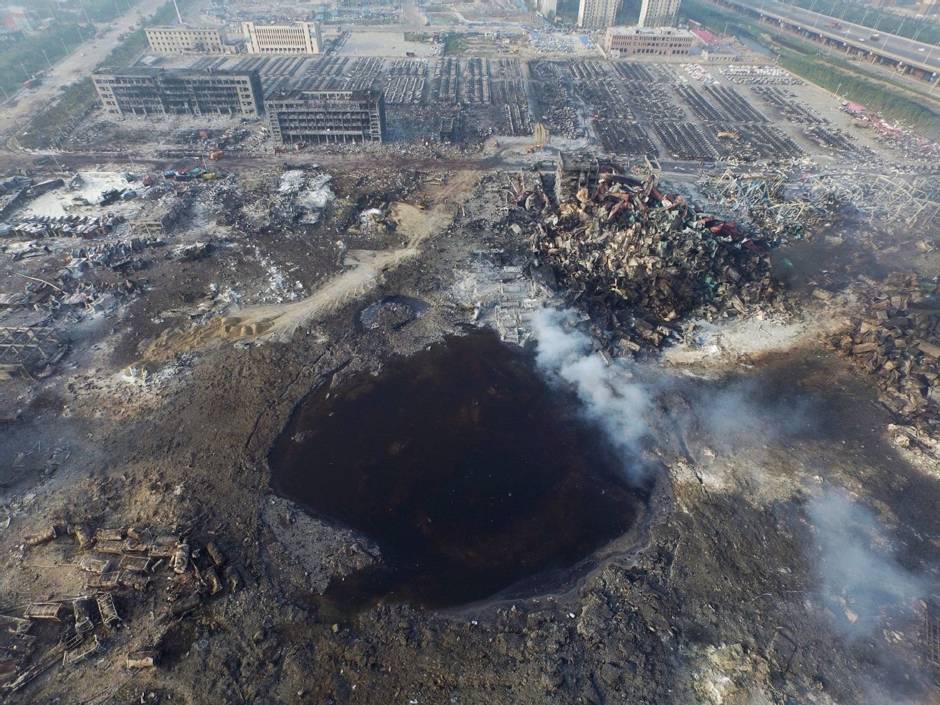 Die Explosion hat einen riesigen Krater in Tianjin hinterlassen.