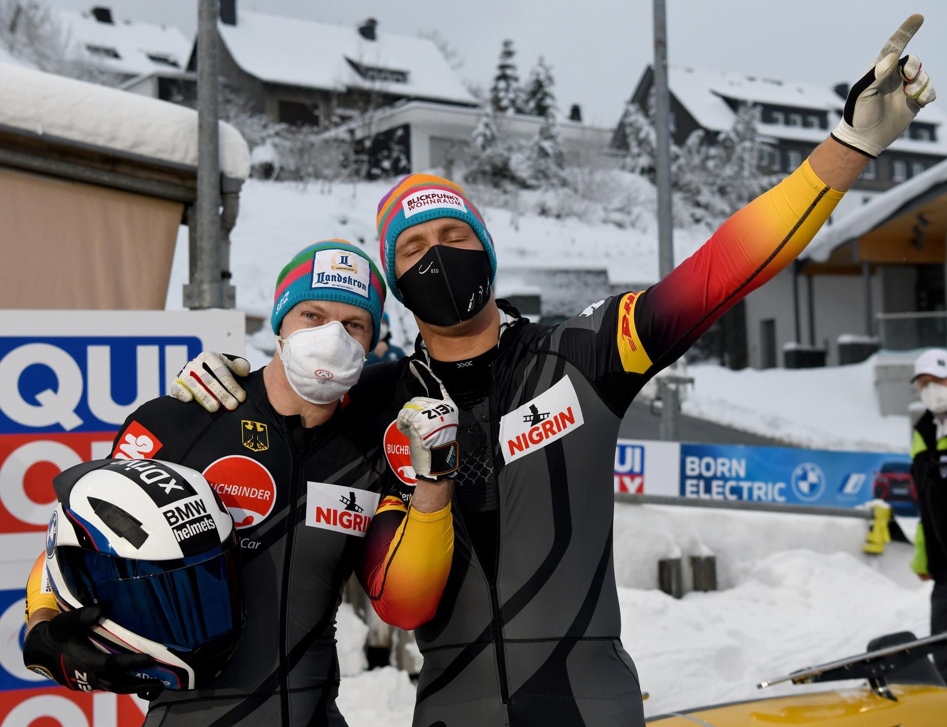 Francesco Friedrich (l) und Thorsten Margis (r) jubeln über EM-Gold in Winterberg.