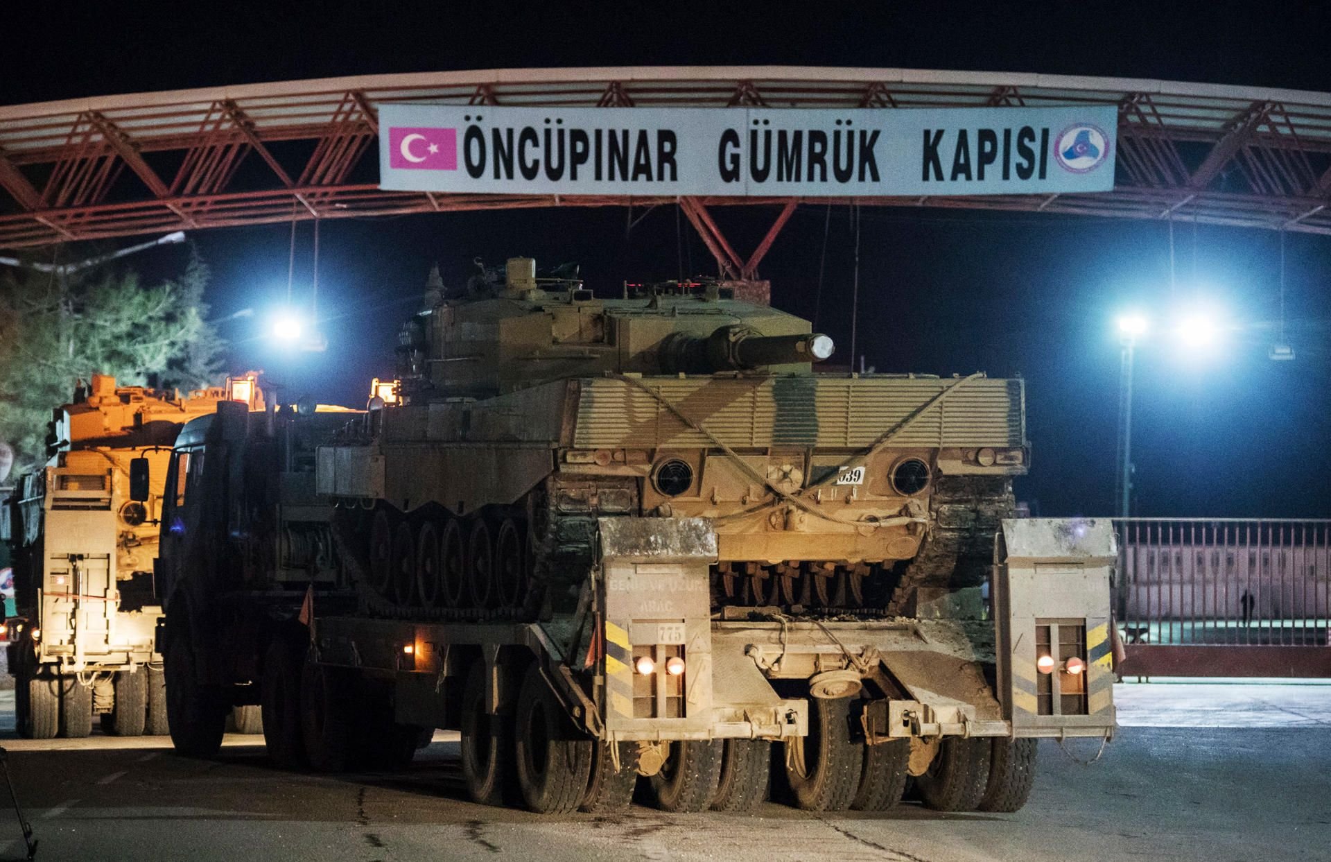 Türkische Militärfahrzeuge passiert die Grenze zu Syrien.